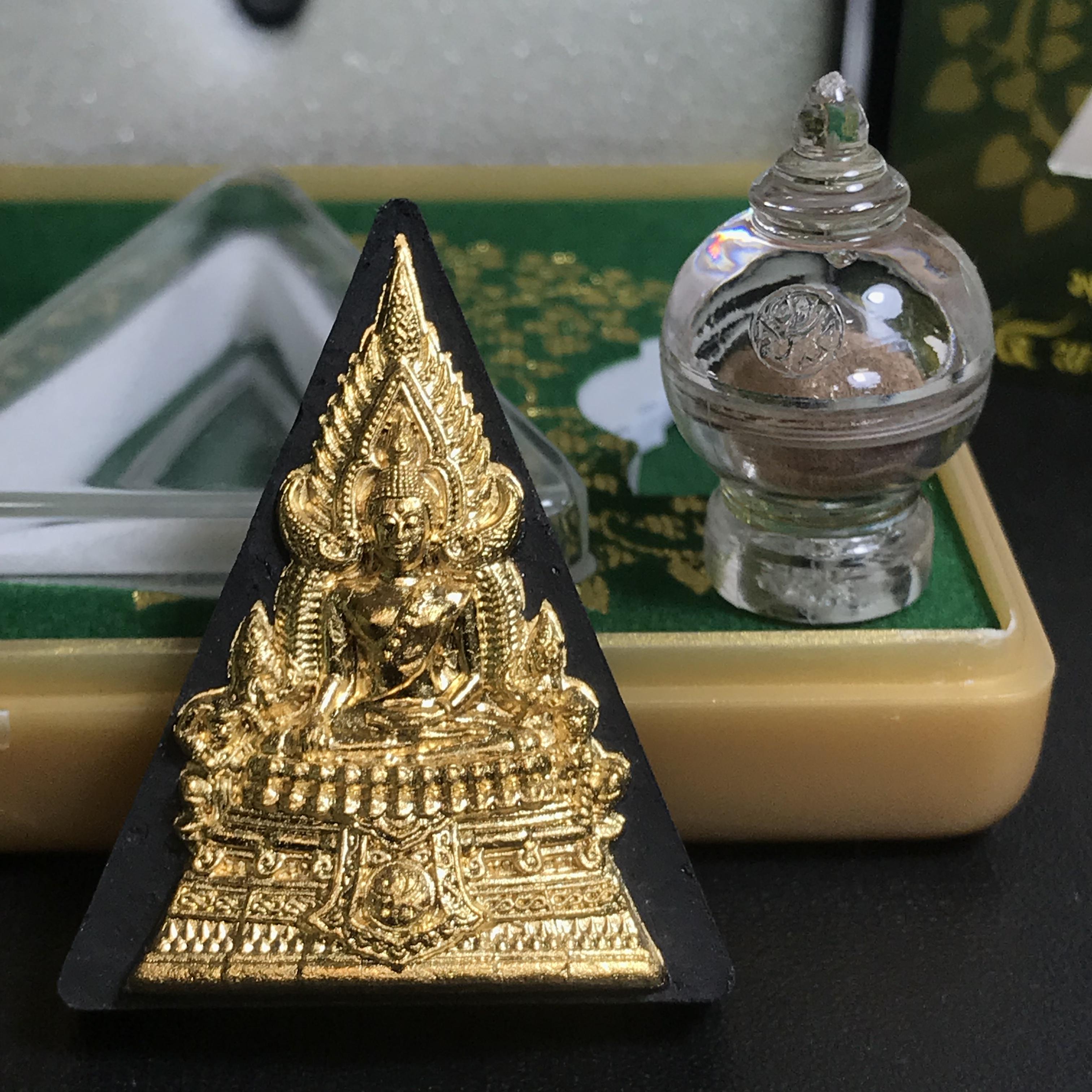 พระพุทธชินราช(จำลอง)ภปร. 84พรรษา เนื้อผงปิดทองด้านหน้า หลัง ภ.ป.ร. ทองแดง(พระราชทานมวลสาร จิตรลดาและเส้นพระเจ้า ร.9(เส้นผม))