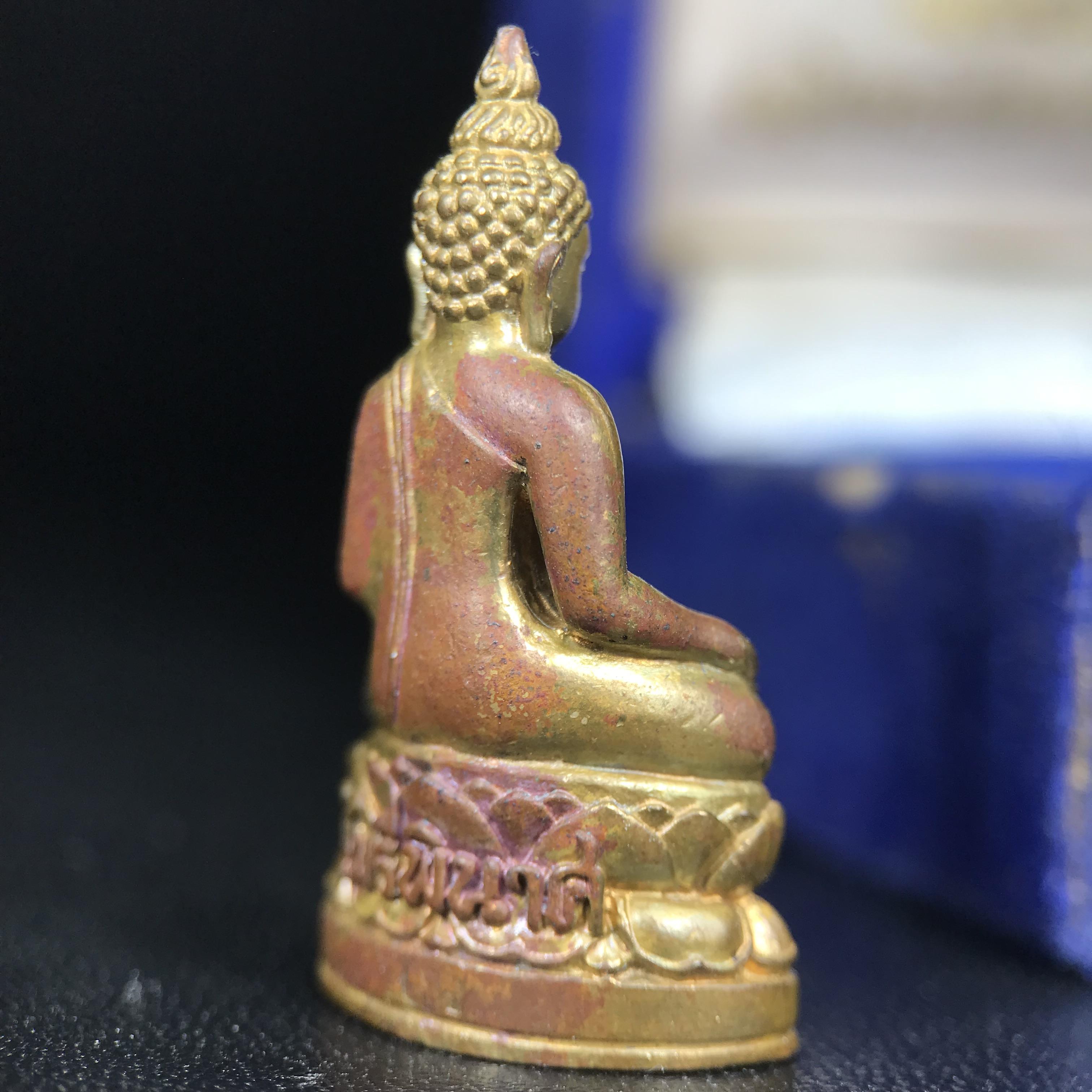 พระกริ่งไพรีพินาศ บรรจุเหล็กไหล ครั้งแรกและครั้งเดียวในประวัติศาสตร์ เฉลิมพระเกียรติ พระบาทสมเด็จพระเจ้าอยู่หัวรัชกาลที่9 พระชนมพรรษา 6 รอบ ปี2542 เนื้อสัมฤทธิ์(บรรจุเหล็กไหล)ดีนอก-ดีใน พิธีใหญ่ มวลสารเด่น (หายาก)