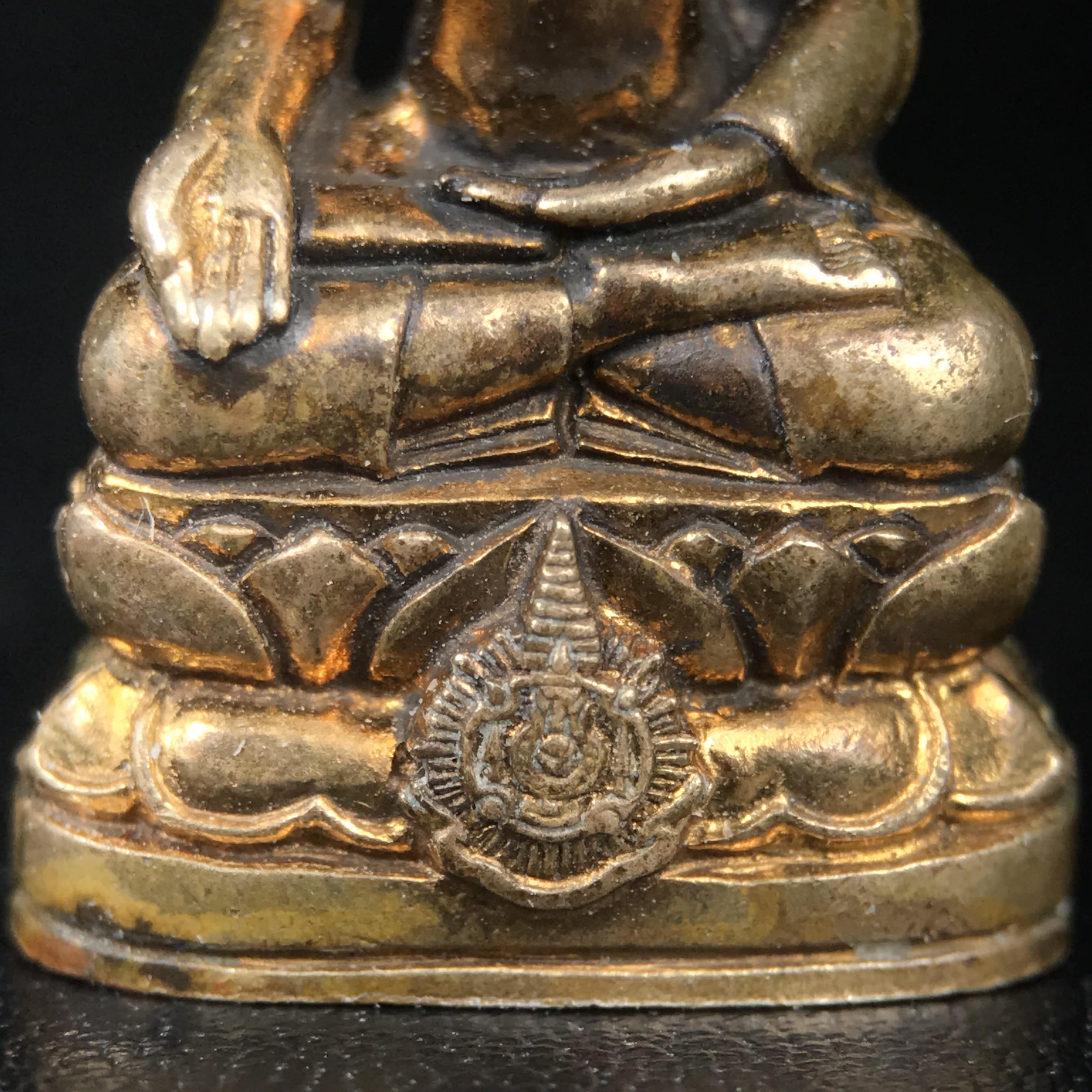 พระกริ่งไพรีพินาศ บรรจุเหล็กไหล ครั้งแรกและครั้งเดียวในประวัติศาสตร์ เฉลิมพระเกียรติ พระบาทสมเด็จพระเจ้าอยู่หัวรัชกาลที่9 พระชนมพรรษา 6 รอบ ปี2542 เนื้อสัมฤทธิ์(บรรจุเหล็กไหล)ดีนอก-ดีใน พิธีใหญ่ มวลสารเด่น(พิเศษกรรมการ ตอก 2 โค๊ต หมายเลข ๒๒๑๘)หายาก