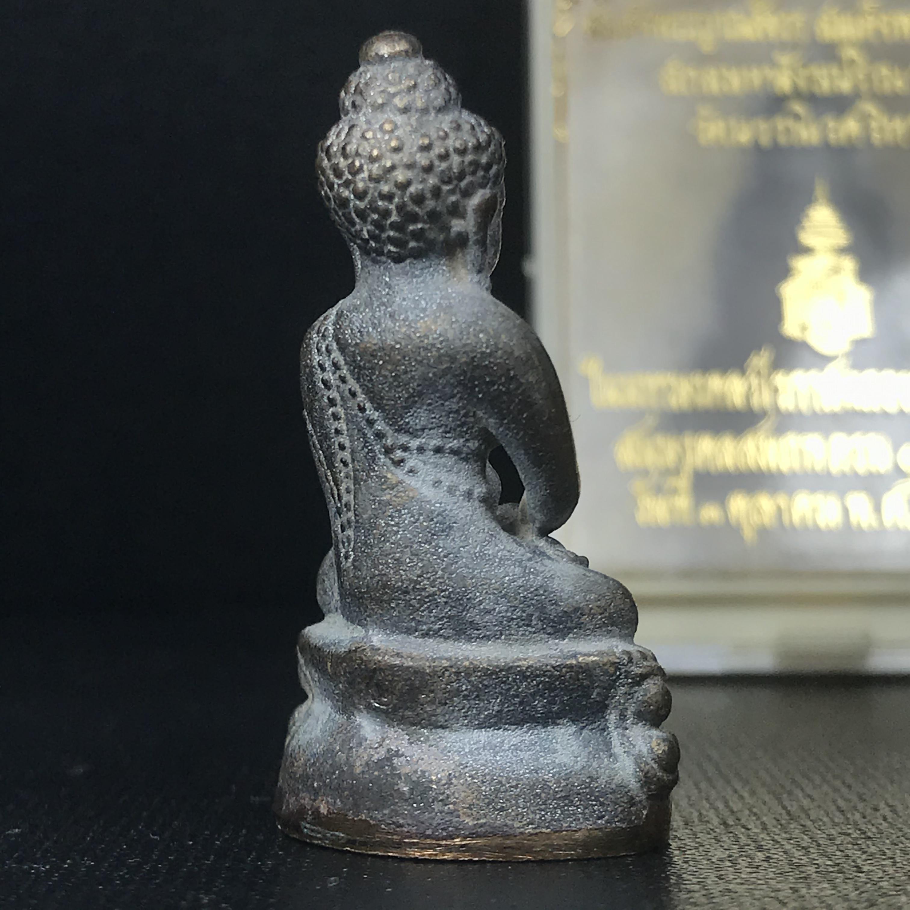 พระกริ่งชินบัญชรฉลองพระชันษา 100 ปี สมเด็จพระญาณสังวร วัดบวรนิเวศวิหาร ปี 2556 เนื้อนวโลหะผสมทองคำก้นทองแดง พิธีใหญ่ มวลสารเด่น นิยม(1 ใน 2556 องค์)