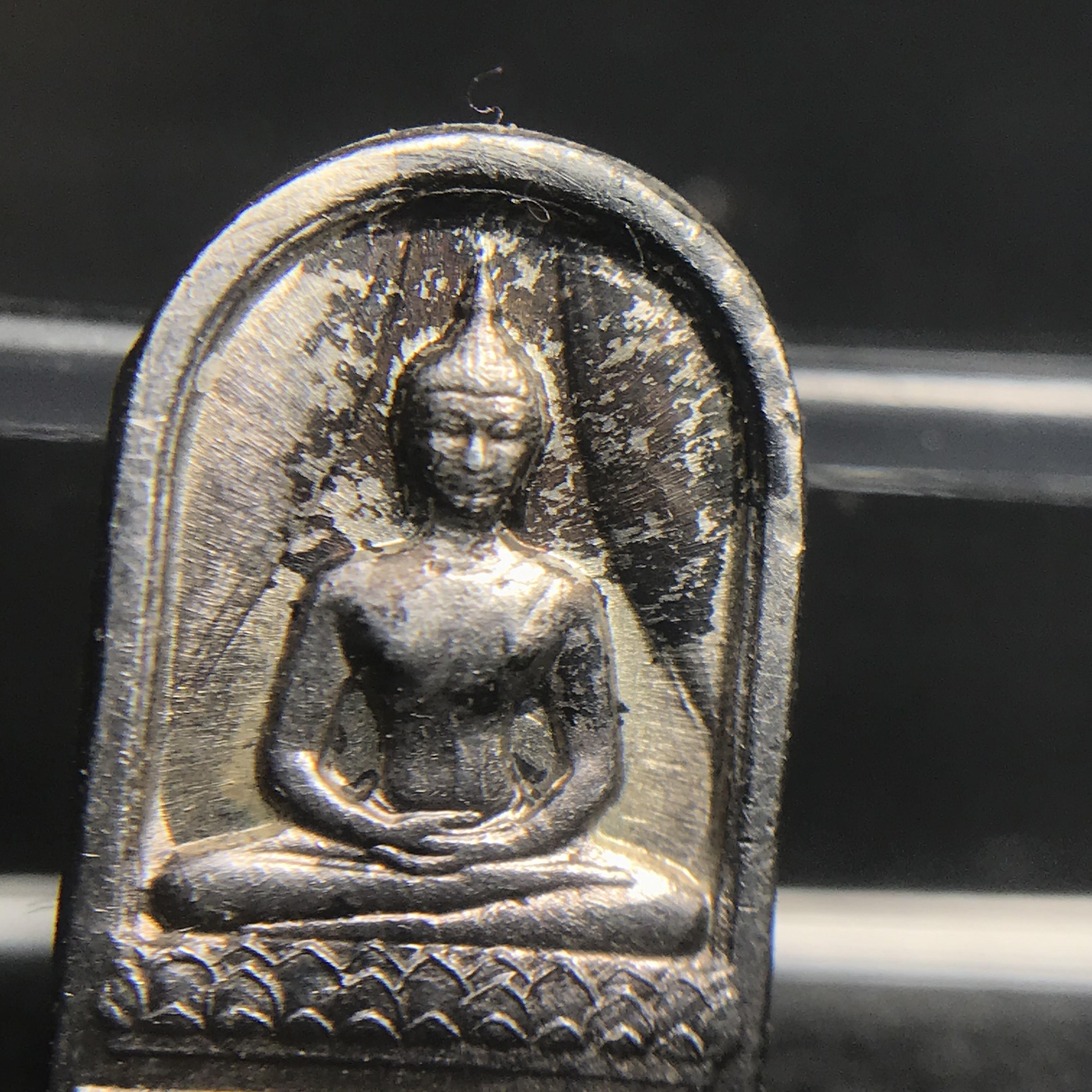 พระปรกใบมะขาม พระพุทธสิหิงค์ ภปร ธรรมศาสตร์ 50ปี เนื้อเงิน(ในหลวงรัชกาลที่9 เสด็จเททอง)(พระปรกใบมะขาม ภปร. รุ่นแรก)หายาก ผิวเดิมสวย