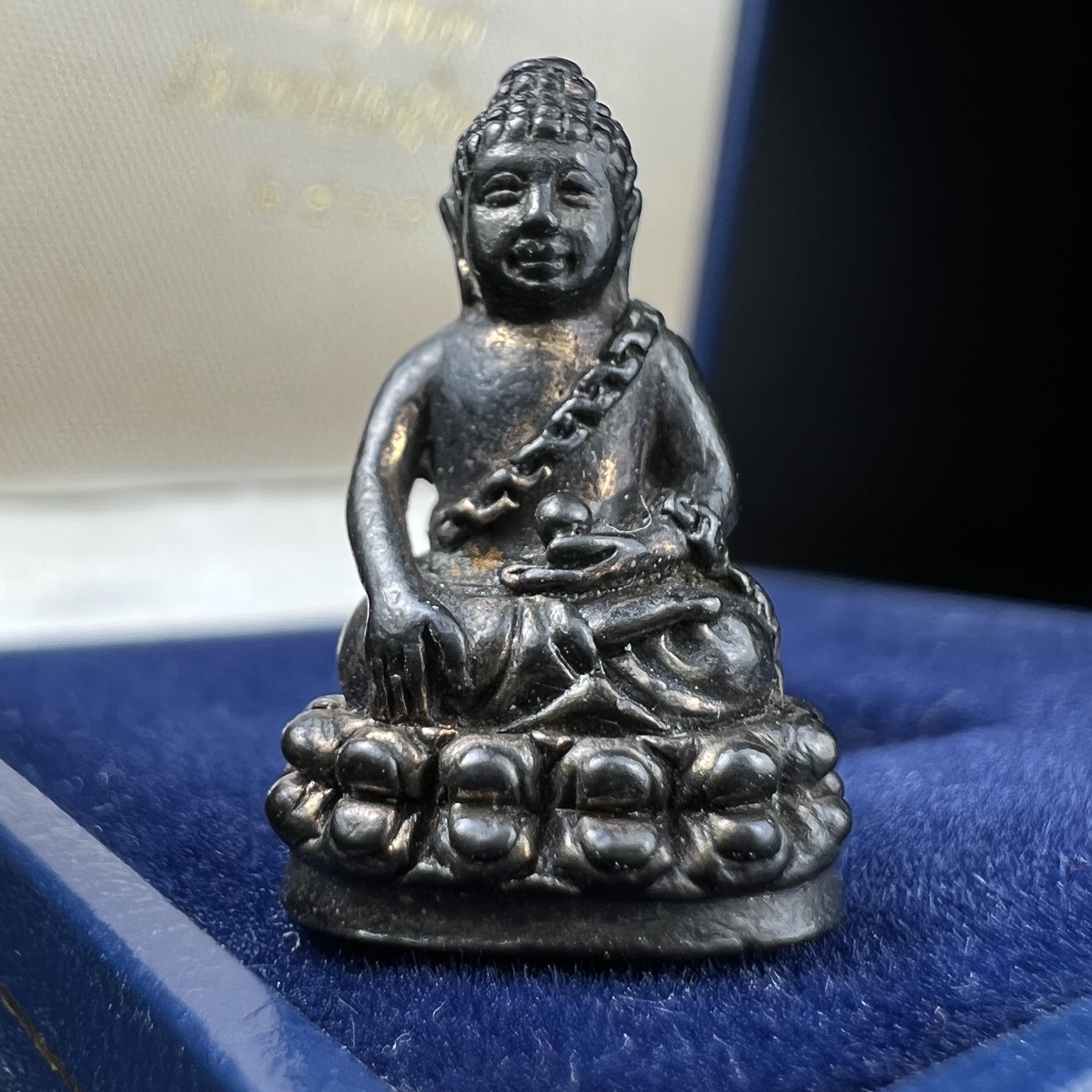 พระกริ่งพุทธอุดมสมบูรณ์(พระปุ้มปุ้ย)รุ่นแรก เนื้อนวโลหะเต็มสูตร วัดบวรนิเวศวิหาร ปี2535 แขวนบูชาไม่มีอดอยาก มีความอุดมสมบูรณ์สมตามลักษณะและมงคลนามตามชื่อ ตามปรารถนา(1ใน2000องค์)หายาก