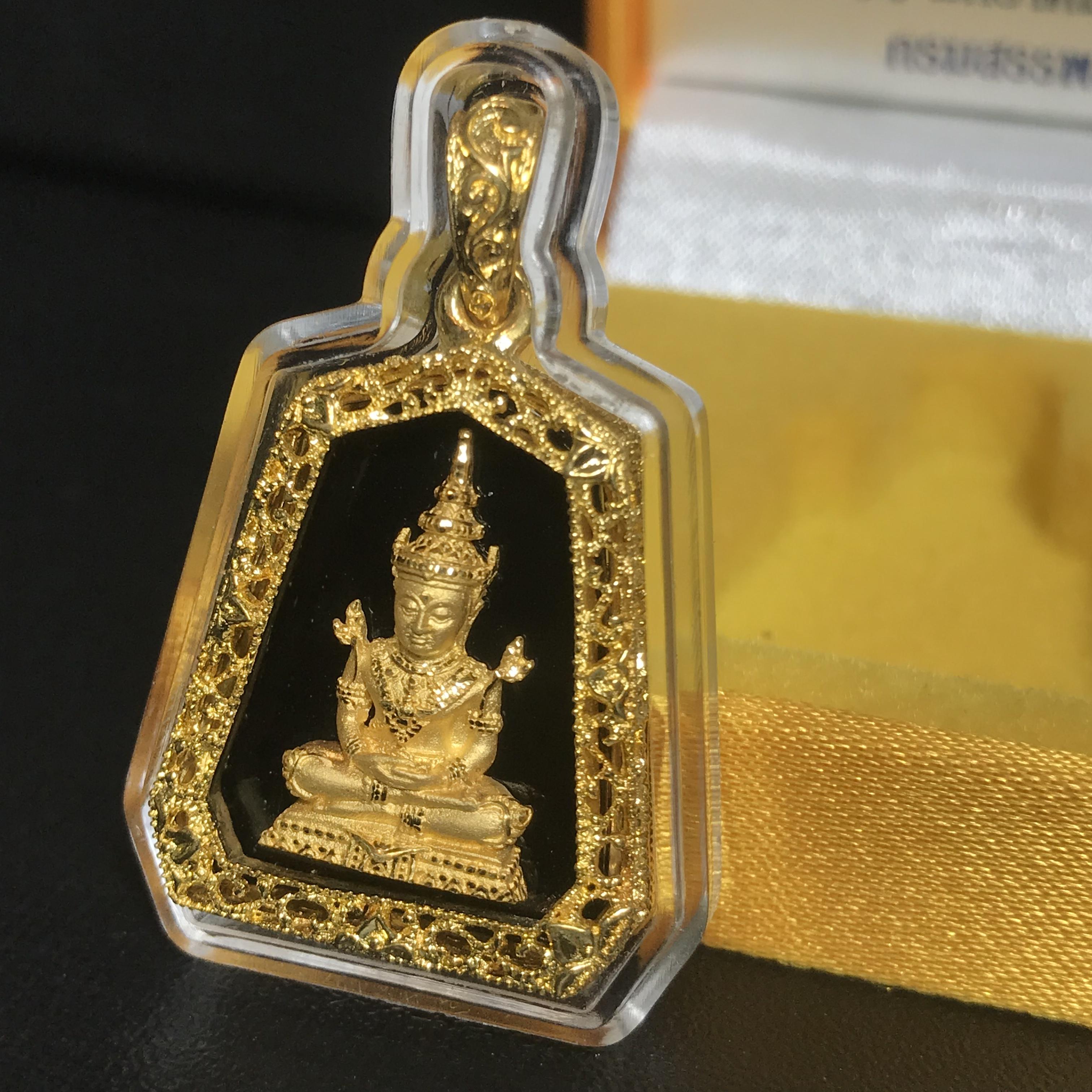 เหรียญพระแก้วมรกต(จำลอง)ทรงเครื่องฤดูร้อนแบบเจ็ดเหลี่ยม เนื้อทองคำ ด้านหลังตราสัญลักษณ์ฉลองสิริราชสมบัติครบ 60 ปี(1ใน1999องค์)(หายากมาก)