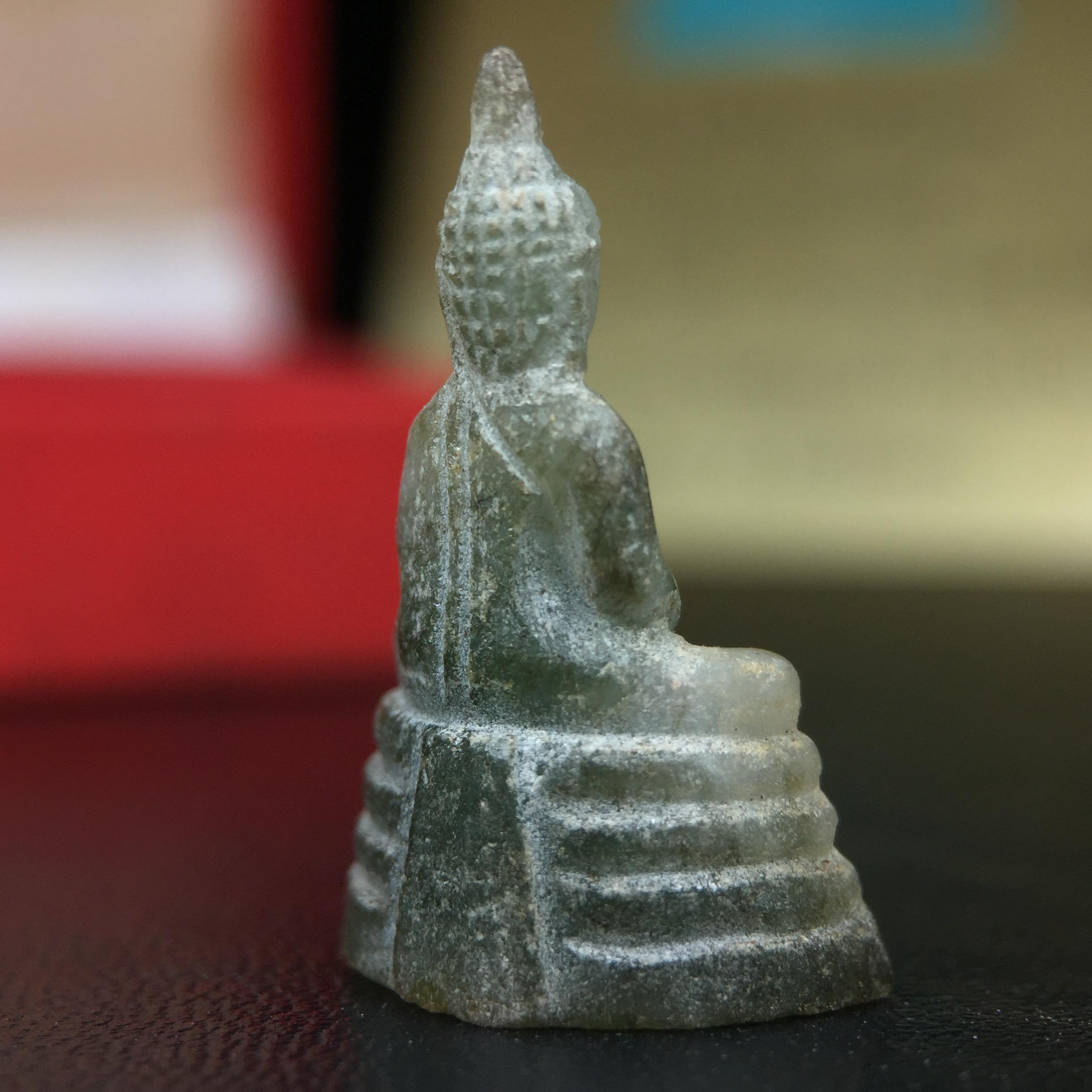 พระพุทธโสธร เนื้อหยก(รุ่นแรก) รุ่นประวัติศาสตร์ พุทธาภิเษก วันที่ 3 กันยายน พ.ศ.2543 ณ พระอุโบสถวัดโสธรวรารามวรวิหาร อ.เมือง จ.ฉะเชิงเทรา พิมพ์ลอยองค์ใต้ฐานมีโค๊ตแผ่นทองคำแท้กำกับทุกองค์พร้อมกล่องบรรจุและบัตรรับรองเดิมครบชุด (1 ใน 3999 องค์)นิยมหายาก