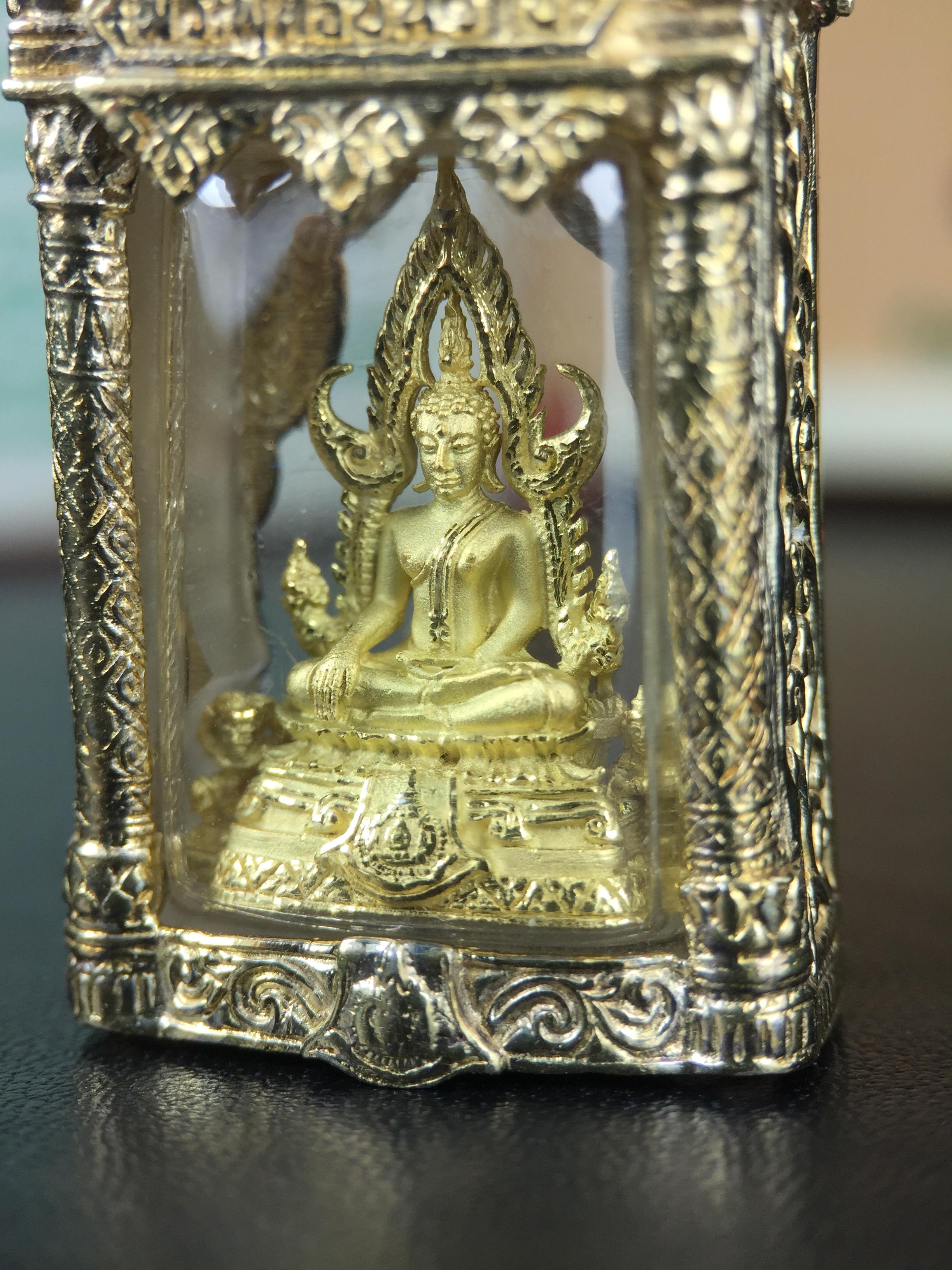 พระพุทธชินราช ภปร. ในวโรกาสเฉลิมพระชนมายุ6รอบ 5ธันวาคม2542 มูลนิธิพิทักษ์ดวงตาประชาชน จัดสร้าง พิมพ์กลาง ขนาดสูง 2.4 ซม. องค์พระเนื้อเงินแบบชุบทองประกายเพชร 3 ไมครอนพร้อมกรอบตลับเงินชุบทองคำบริสุทธิ์ 3 ไมครอน ประดับเพชร CZเกรดนอกพร้อมกล่องบรรจุเดิม(หายาก)