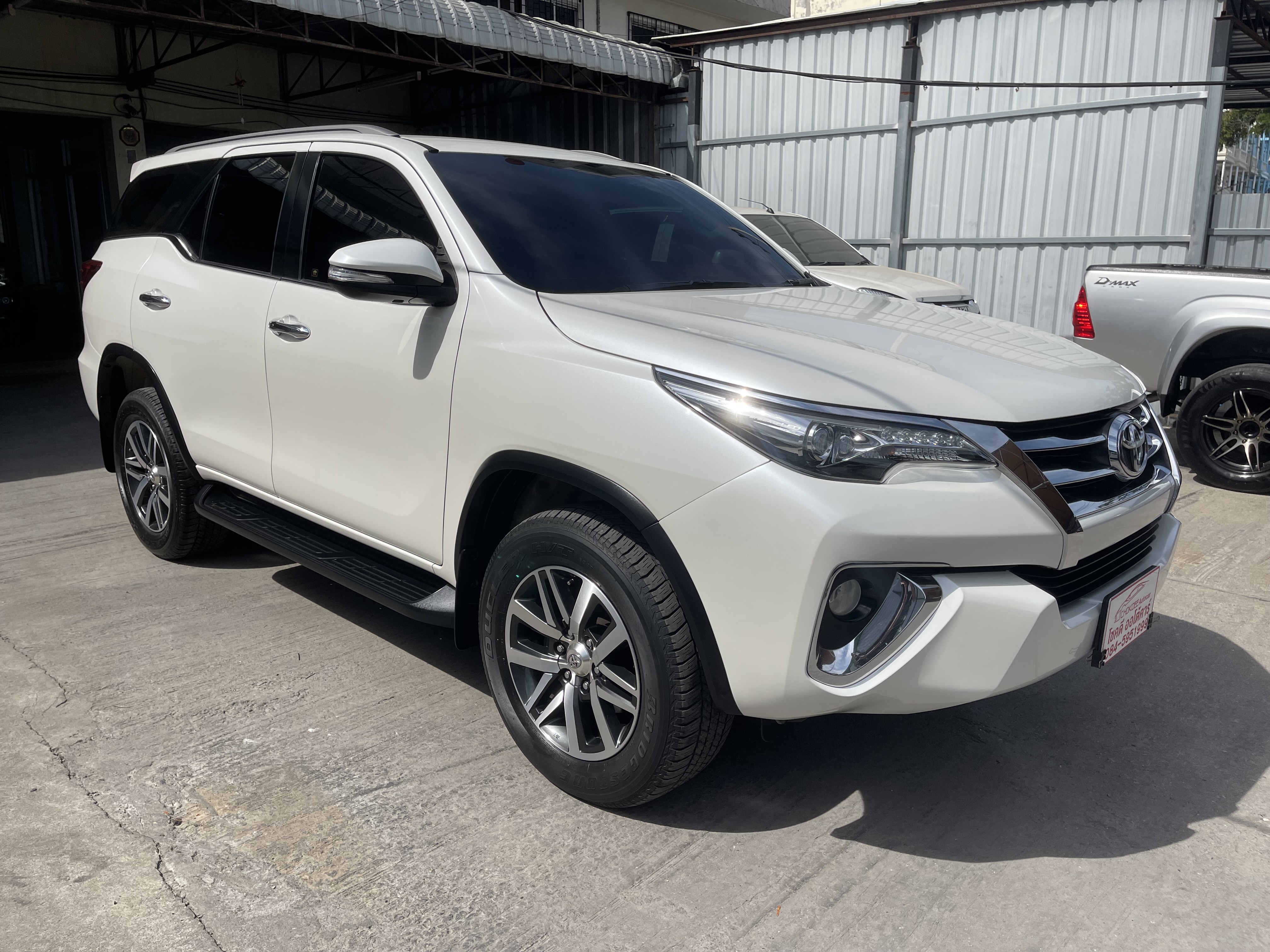 Toyota Fortuner 2.8 V 2WD At 2016 ขาวมุก