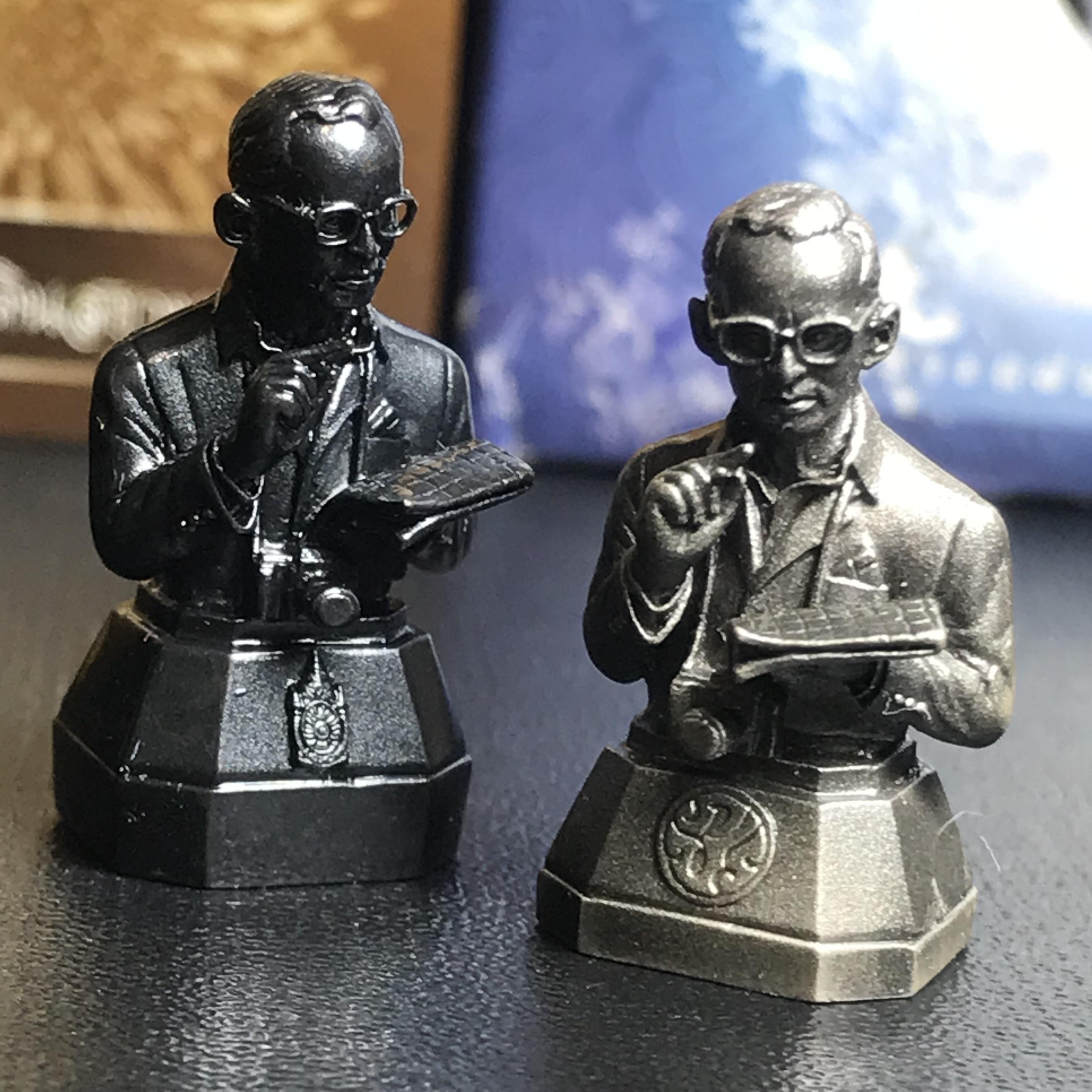 พระบรมรูปพระบาทสมเด็จพระเจ้าอยู่หัว(ทรงงาน)ตราสัญลักษณ์ 80 พรรษา รุ่นเย็นศิระเพราะพระบริบาลปี2550 เนื้อนวโลหะ+พระบรมรูปพระบาทสมเด็จพระเจ้าอยู่หัว(ทรงงาน)ตรา ภ.ป.ร. รุ่นเพราะแผ่นดินนี้คือแผ่นดินเกิด ปี2551 ขนาดสูง 1 นิ้ว เนื้อบรอนซ์ชุบเงินรมดำ(รวม2องค์)