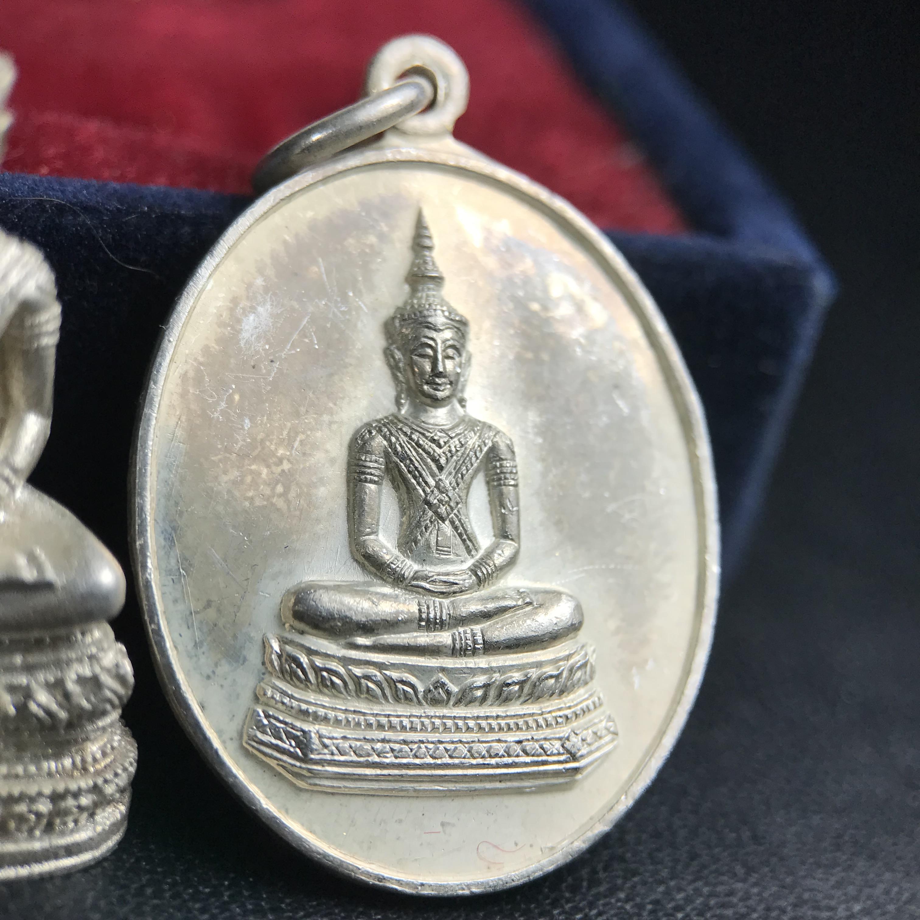 พระวาสนะเวศม์ พร้อมเหรียญ ชุดกรรมการ เนื้อเงิน(หายากพบเจอน้อย) สร้างในโอกาสสมเด็จย่าทรงเปิดสถานสงเคราะห์คนชรา 8 พฤษภาคม ปี 2530 กรมประชาสงเคราะห์จัดสร้าง พิธีปลุกเสก วัดบวรนิเวศวิหาร