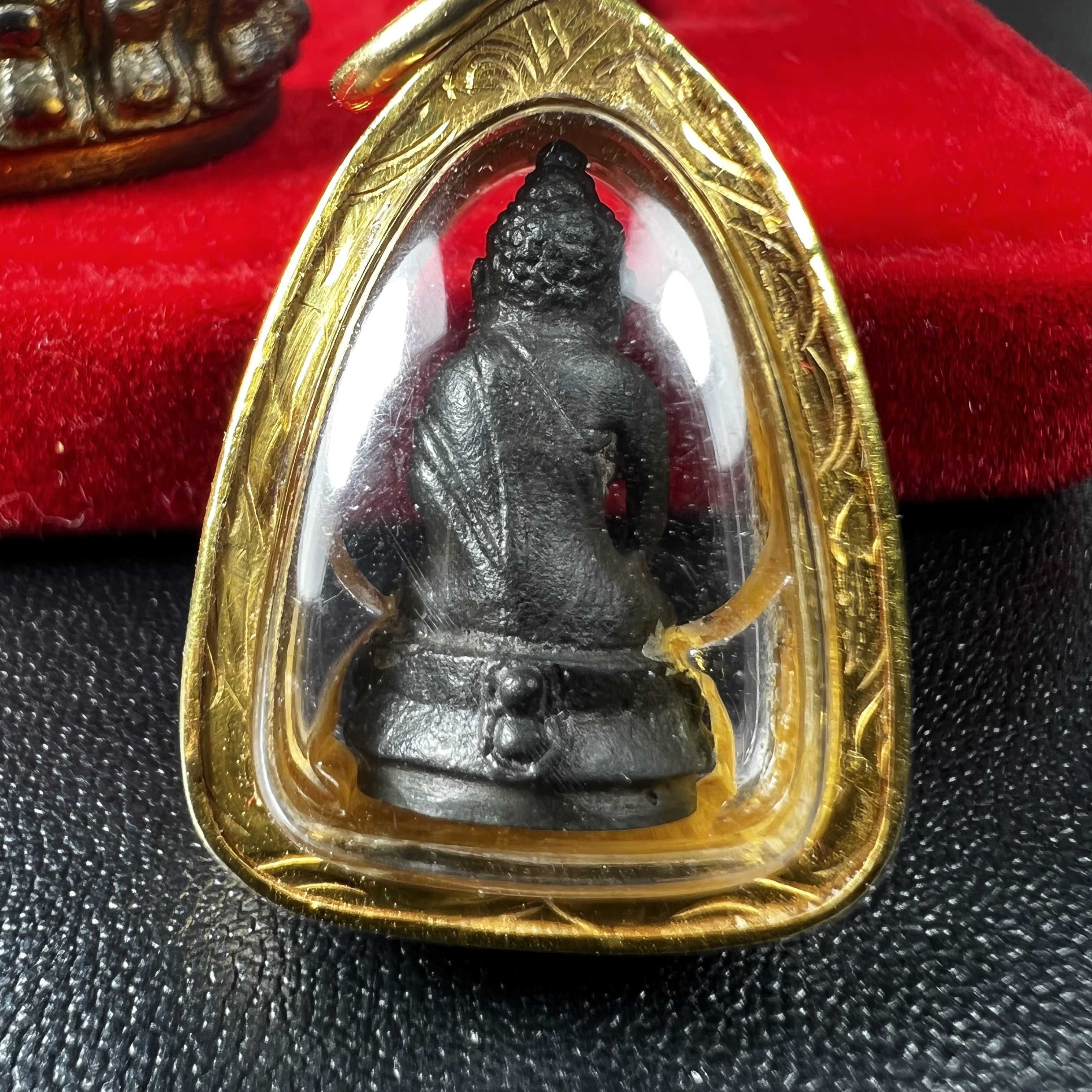 พระกริ่ง-พระชัยวัฒน์ ปวเรศ ปี2530 วัดบวรนิเวศราชวรวิหาร(องค์พระชัยวัฒน์เลี่ยมกรอบทองคำแท้)(ในหลวง ร.9 เสด็จเททอง)(บรรจุเส้นเกศาในหลวงรัชกาลที่9)พร้อมสูจิบัตรเดิมตอนจัดสร้าง(สภาพสวยครบสมบูรณ์) (องค์หน้าใหญ่)(องค์ทองทบ)แบบพิมพ์นิยมหายาก