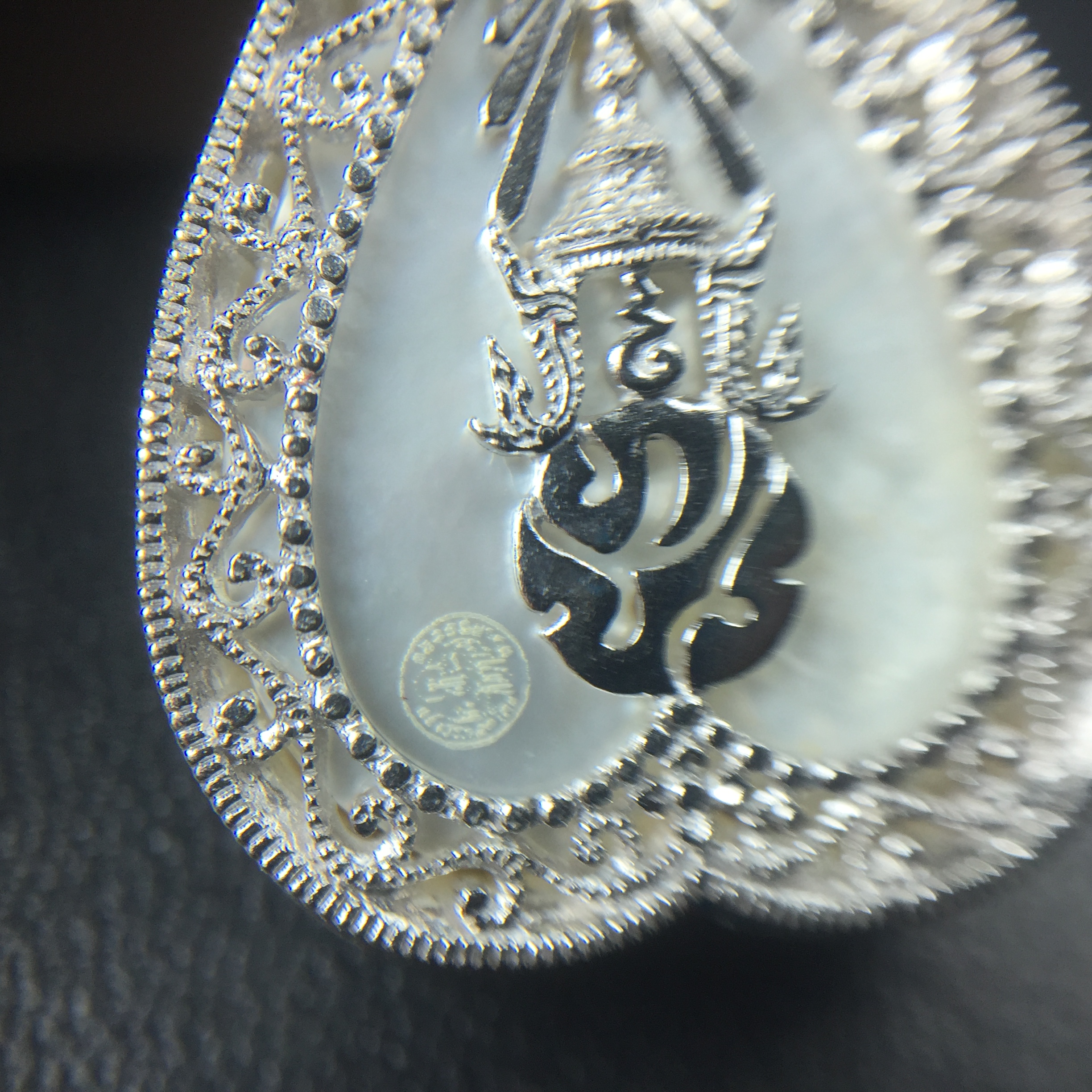 พระพุทธชินราช ภปร. โครงการ "เพราะแผ่นดินนี้ คือ แผ่นดินเกิด" ปี2548(รุ่นแรก) เหรียญทรงใบโพธิ์ ขนาด 21 x 29 มม. เนื้อเงินสามกษัตริย์ องค์พระชุบสามกษัตริย์ ล้อมด้วยกรอบเงินชุบทองคำขาวสลักเสลาเป็นลวดลายละเอียดอ่อน ส่วนพื้นองค์พระเป็นเปลือกหอยมุข