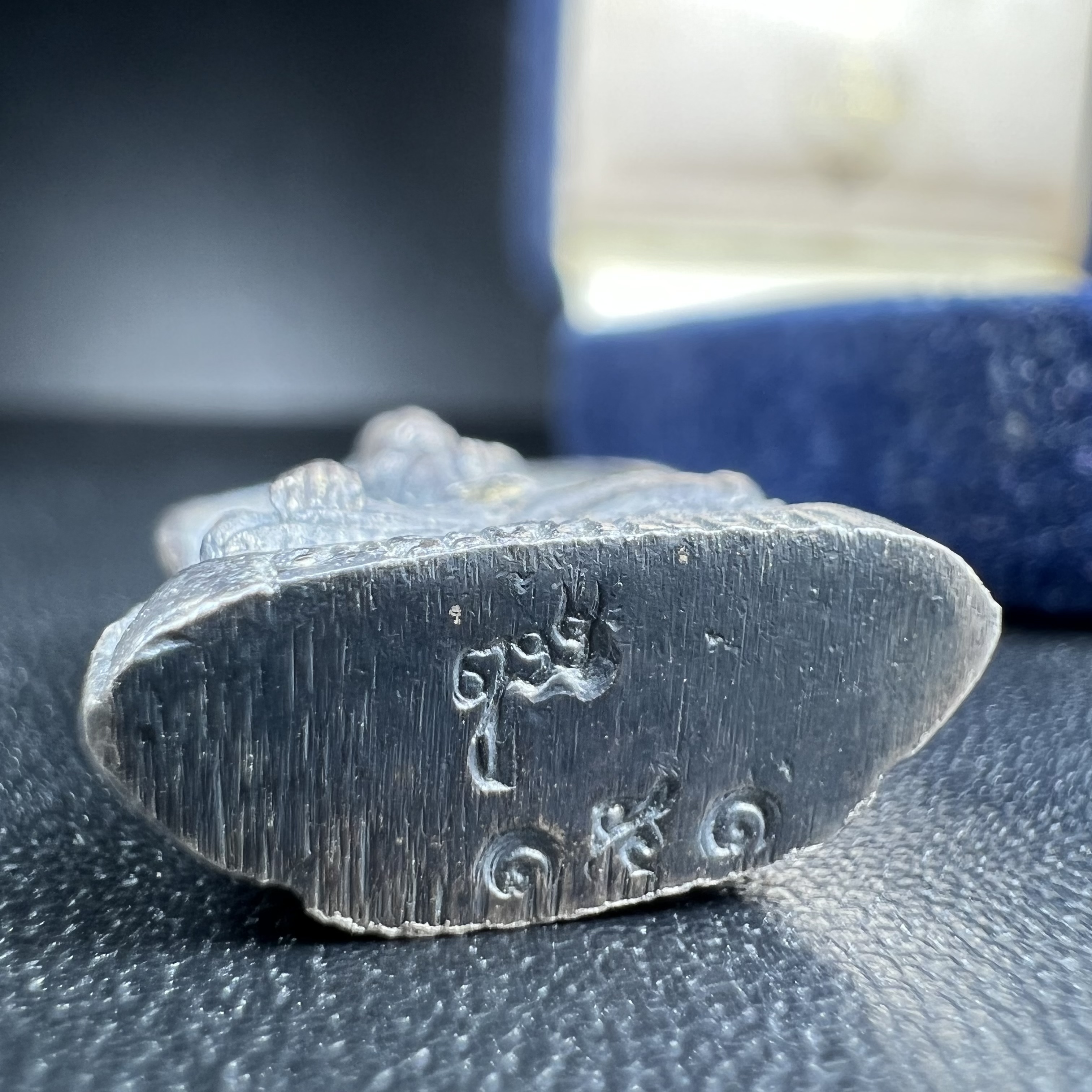 พระศาสดาใบเสมา ภปร. วัดบวรนิเวศวิหาร ปี2532 จัดสร้างในโอกาสสองทศวรรษรามาธิบดี เพื่อศูนย์การแพทย์สิริกิติ์ เนื้อเงิน(ผิวเดิมกลับดำสวยงามเข้มขลัง)พร้อมกล่องบรรจุเดิม