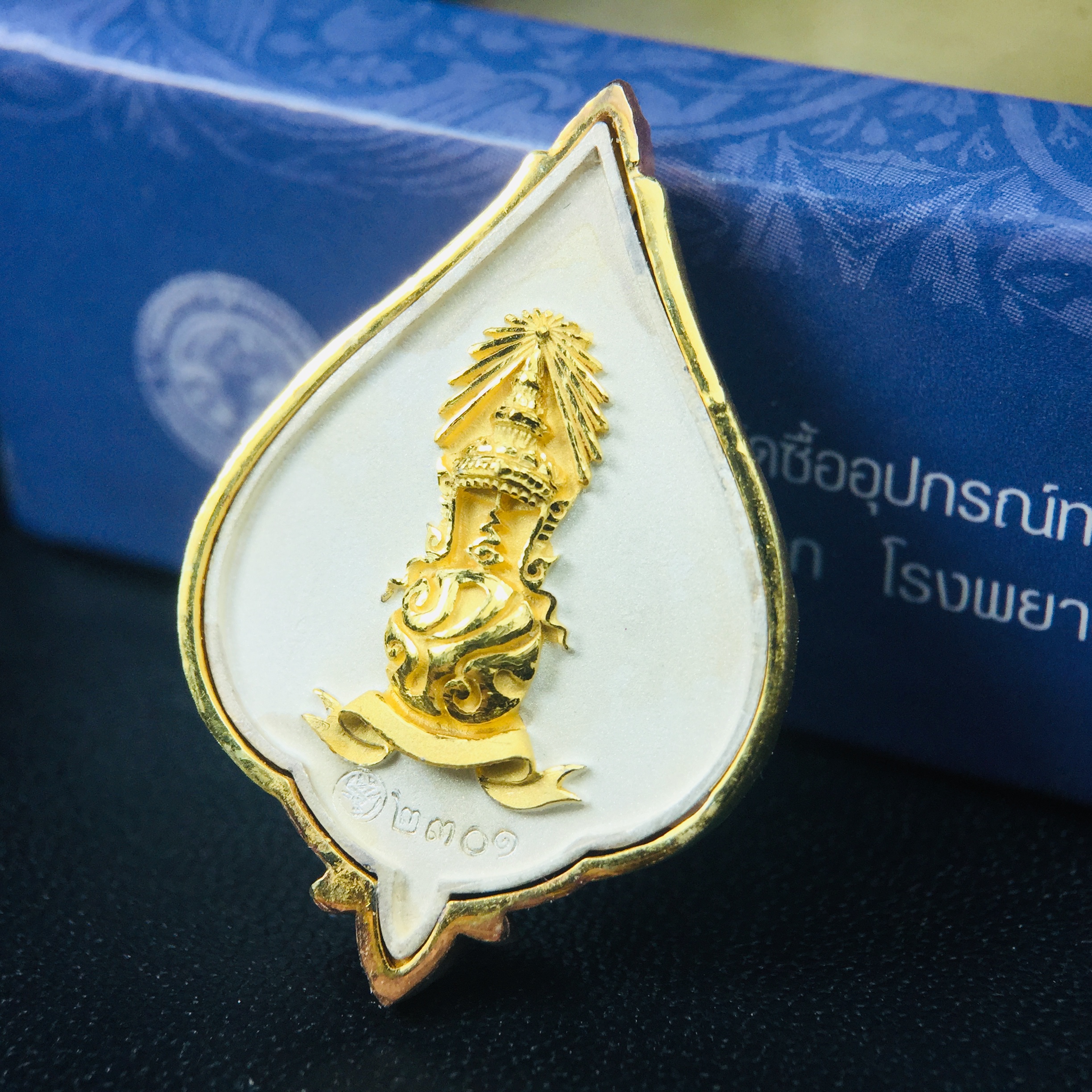 พระแก้วมรกต ภปร. ปี2547 จัดสร้างโดย รพ.ภูมิพลฯ เนื้อเงิน (3 กษัตริย์)เหรียญทรงดอกบัว งดงามทรงคุณค่าอีกหนึ่งรุ่นยอดนิยม หายาก(1ใน3000องค์)