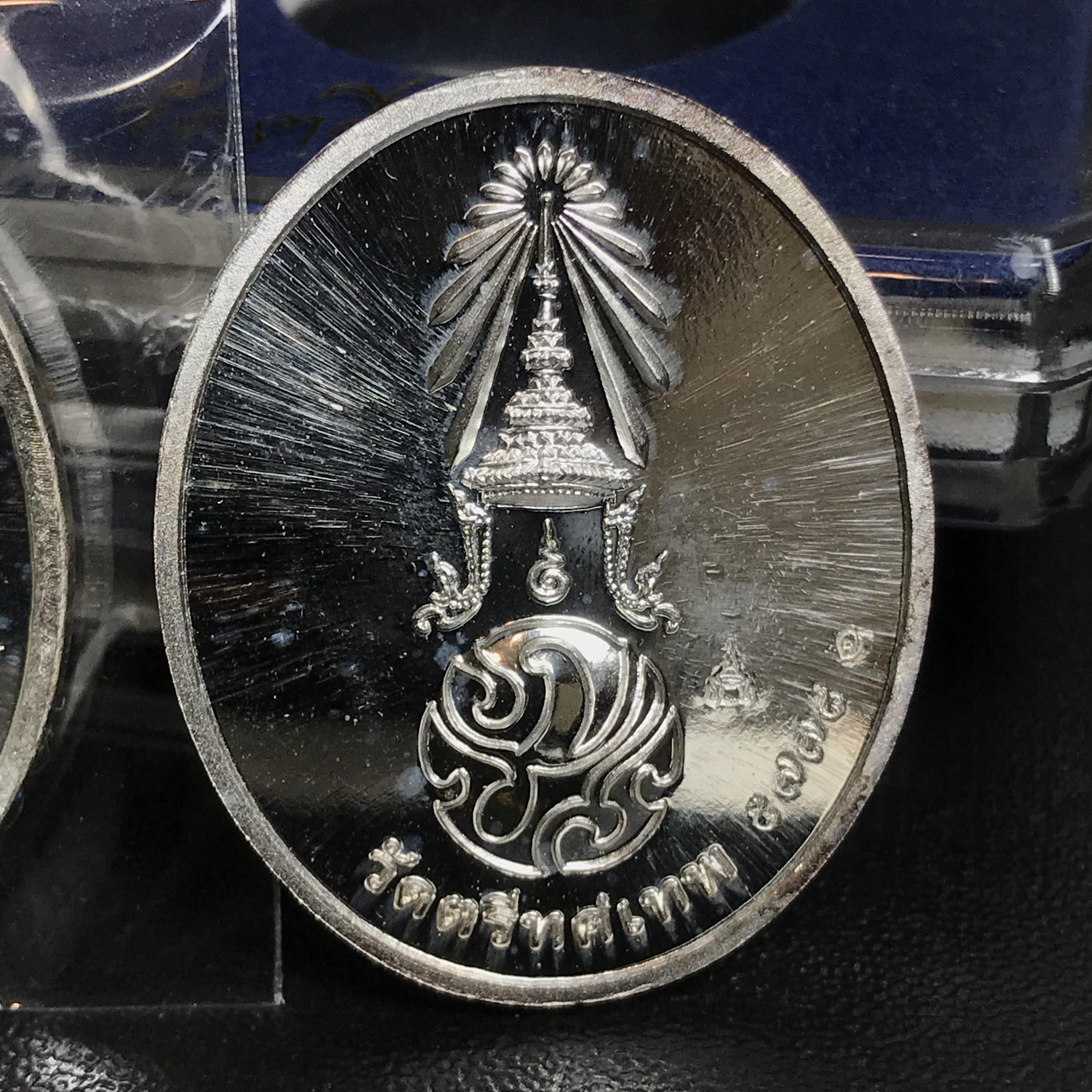 เหรียญพระพุทธนวราชบพิตร ภปร. ที่ระลึก 7รอบ 84พรรษา วัดตรีทศเทพ สร้าง พ.ศ. 2554 เนื้อเงินหน้ากากทอง(หายากสร้าง2999องค์)(สภาพสวยซีนเดิมกล่องเดิม)+เนื้อเงิน(สภาพสวยกล่องเดิม)รวม2เหรียญ