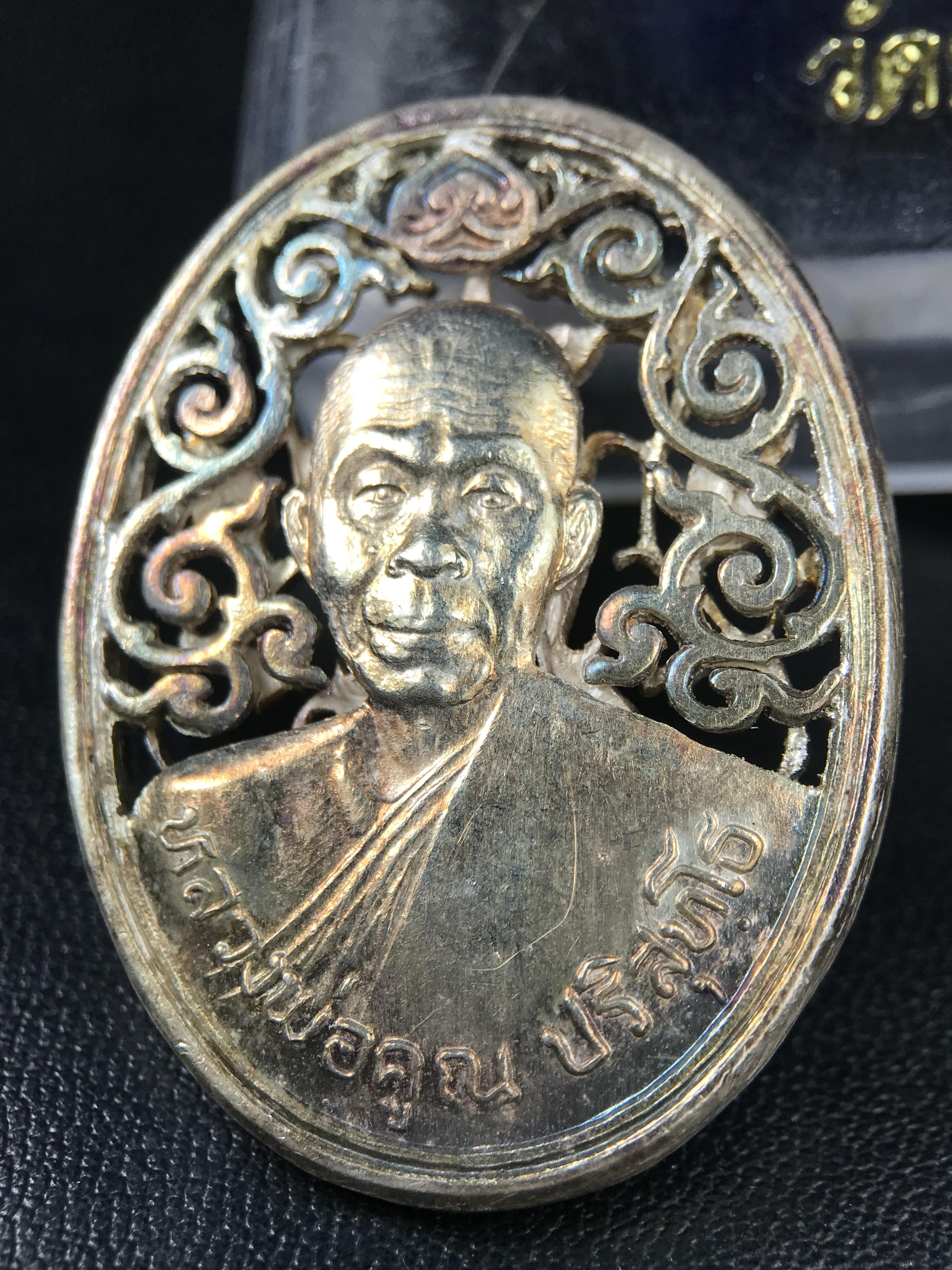 เหรียญหลวงพ่อคูณ ปริสุทโธ วัดบ้านไร่ รุ่น สก. ปี 2536 พิมพ์ลายฉลุ เนื้อเงิน(ผิวเดิมรุ้งสวยมาก) งานมหามงคลเฉลิมพระชนมพรรษา 5 รอบ สมเด็จพระบรมราชินีนาถ จัดสร้างโดย กองพลทหารราบที่๒ ทหารเสือราชินี รักษาพระองค์ (พิธีใหญ่ ประวัติชัดเจน อีกหนึ่งรุ่นยอดนิยม)