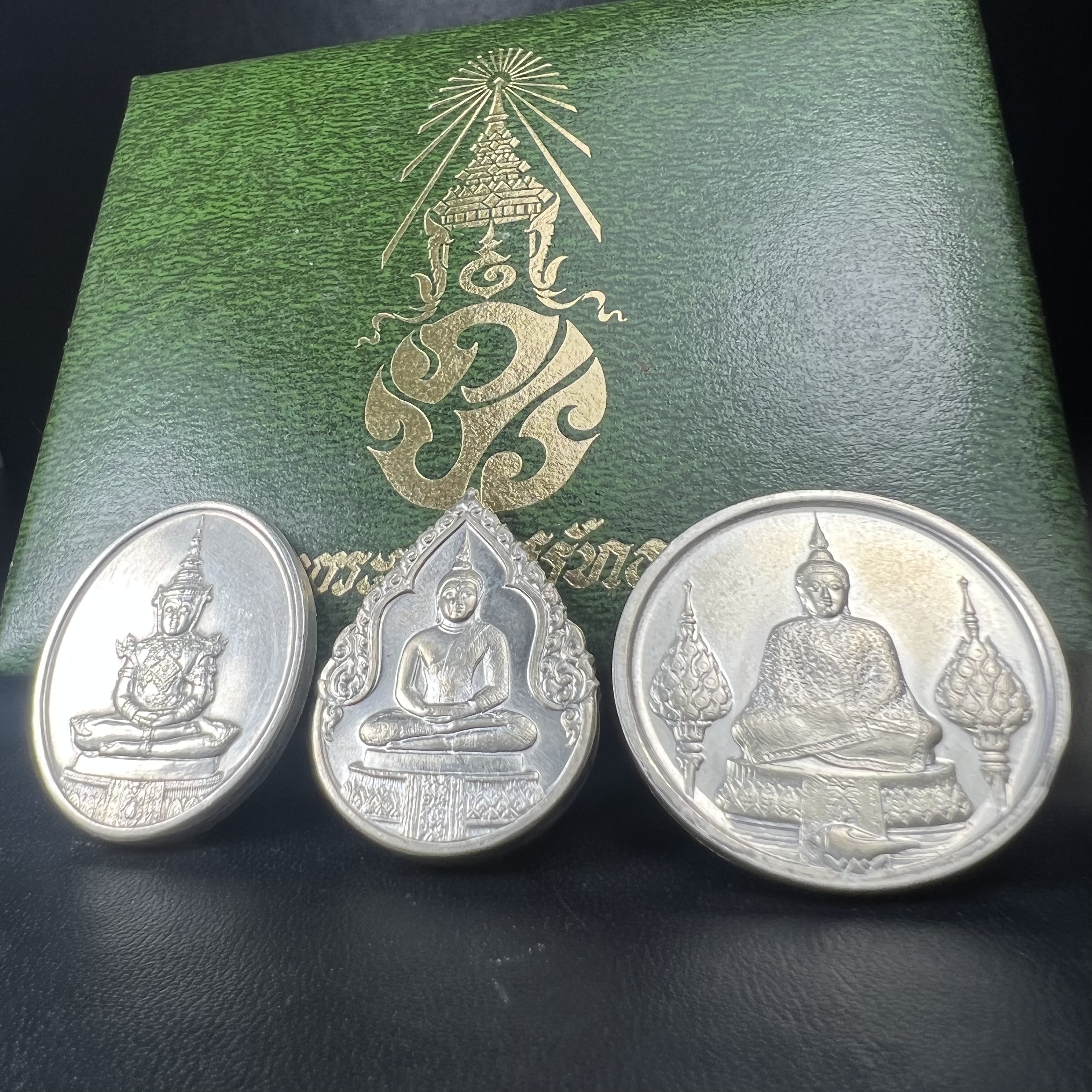 เหรียญพระแก้วมรกตหลัง ภปร ฉลองกรุงรัตนโกสินทร์ครบ 200 ปี พ.ศ.2525 เนื้อเงินกล่องบรรจุเดิมครบ3พิมพ์(บล็อกพระราชศรัธา)(ในหลวงรัชกาลที่9 เสด็จในพิธี)