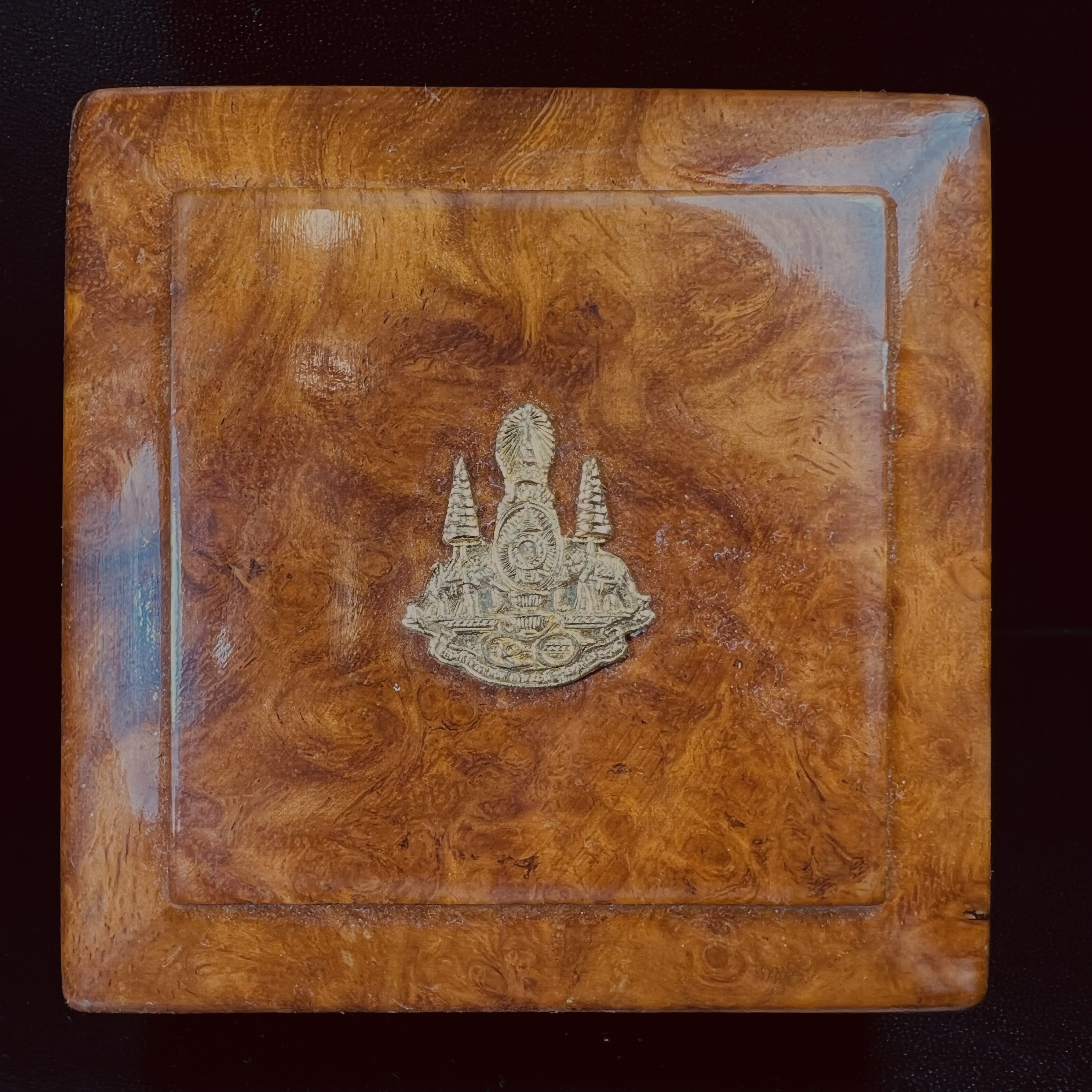 เหรียญรูปเหมือนพระญาณวิทยาคมเถร (หลวงพ่อคูณ ปริสุทโธ)ชุดกาญจนาภิเษกครองราชย์ครบ 50 ปี วัดบวรนิเวศวิหาร ปี 2538 เหรียญหล่อเนื้อนวโลหะ(พิเศษกรรมการมีรอยจาร ตอกโค๊ดหมายเลข ๑๗๘)(หายากพบเจอน้อยมาก)(พร้อมกล่องบรรจุเดิมลายไม้สีน้ำตาลมีตรากาญจนา) พิธีใหญ่