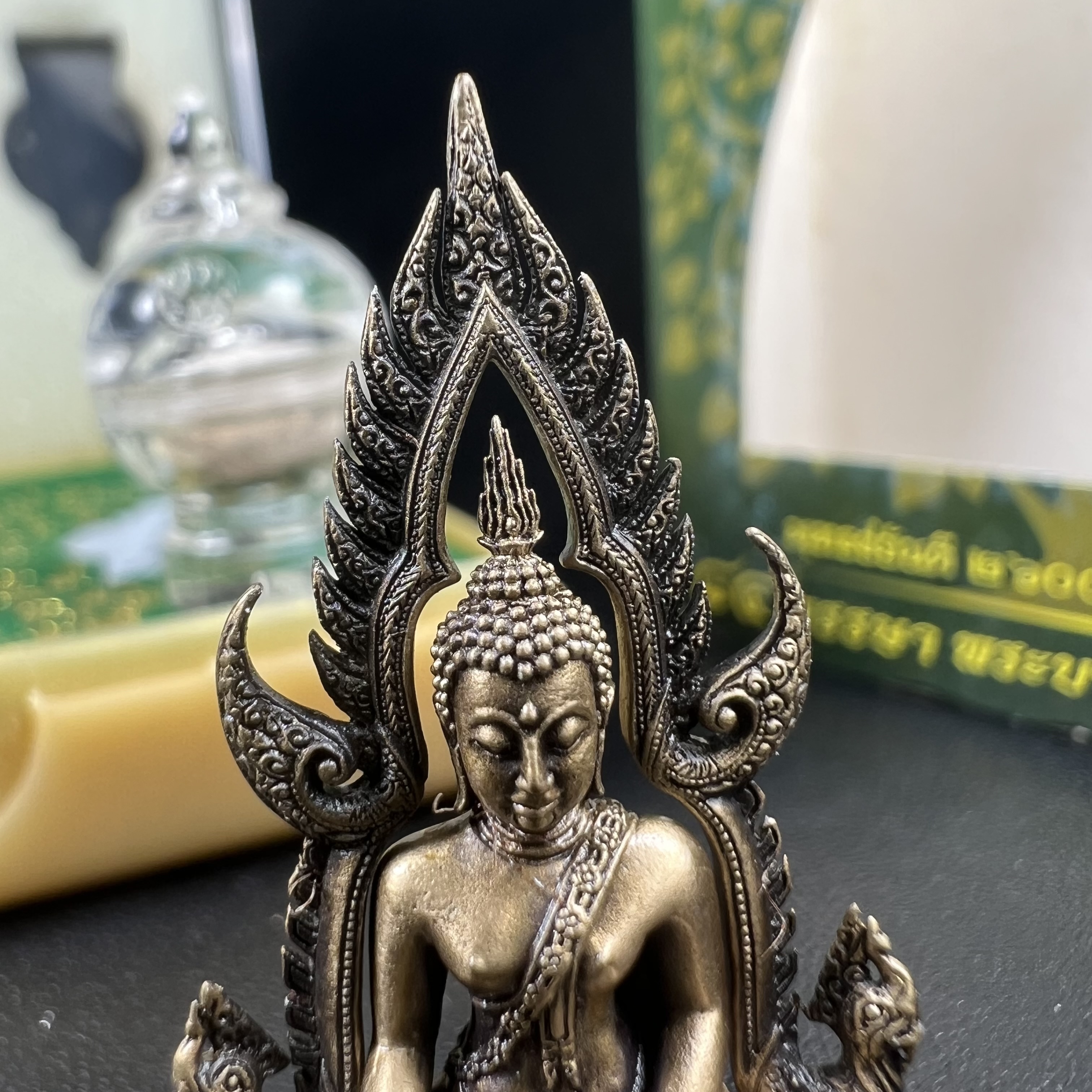 พระพุทธชินราช(จำลอง) ภปร. 84 พรรษา ปี 2554 เนื้อบรอนซ์รมดำซาติน พิมพ์กลางขนาดหน้าตัก 1/2 นิ้ว(พระราชทานมวลสาร จิตรลดาและเส้นพระเจ้า(เส้นผม)รัชกาลที่9)พุทธศิลป์ทรงคุณค่าอีกหนึ่งรุ่นยอดนิยม