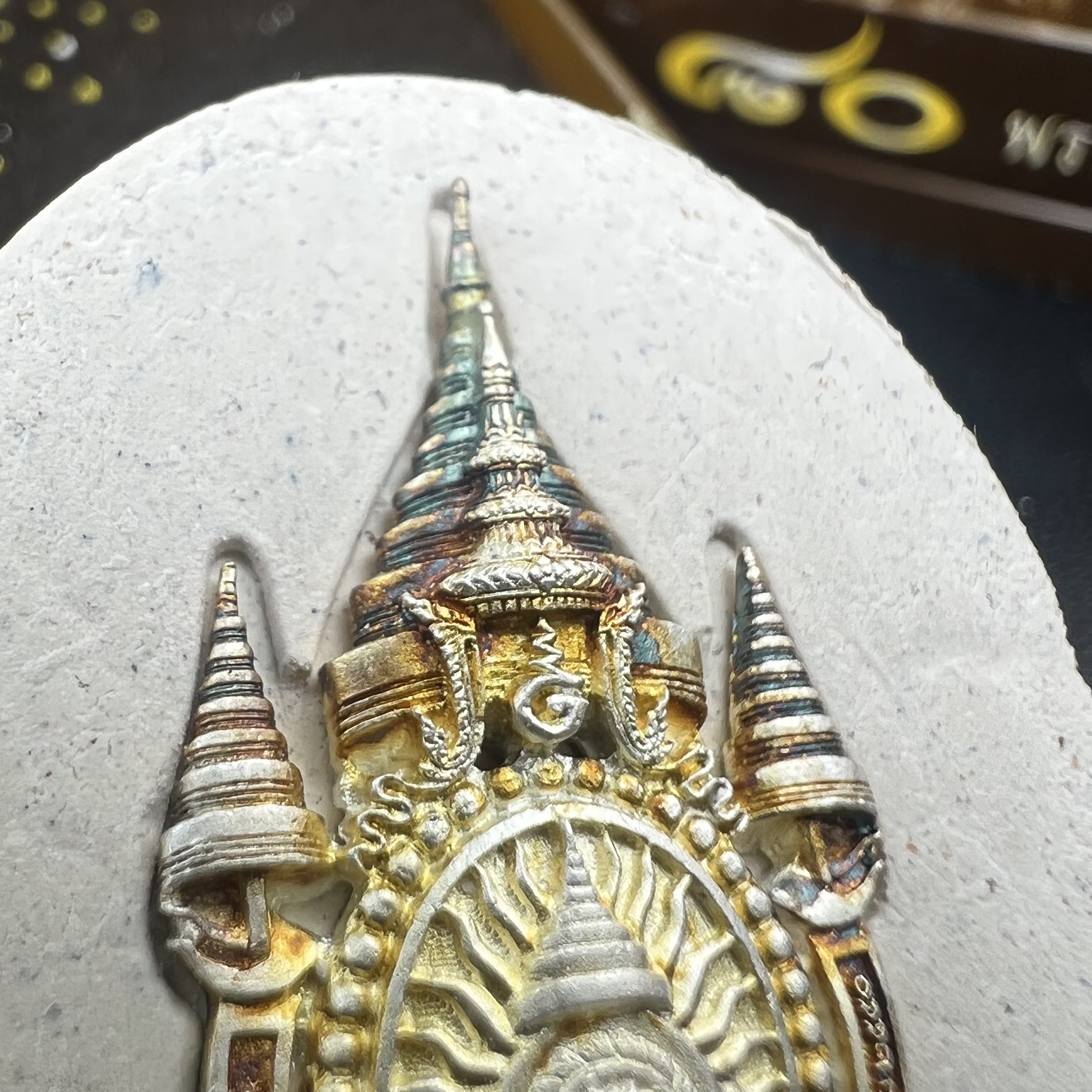 เหรียญรูปหล่อพระบาทสมเด็จพระเจ้าอยู่หัว ในหลวงทรงงาน “รุ่นเย็นศิระเพราะพระบริบาล 80พรรษา มหากษัตริย์คู่แผ่นดินสยาม” พ.ศ.2550 เนื้อผง พุทธคุณ (ผงจิตรลดาพระราชทาน) ด้านหลังสัญลักษณ์ 80 พรรษา เนื้อเงิน(ขนาด 27*35 มม.)พร้อมกล่องบรรจุเดิมครบ