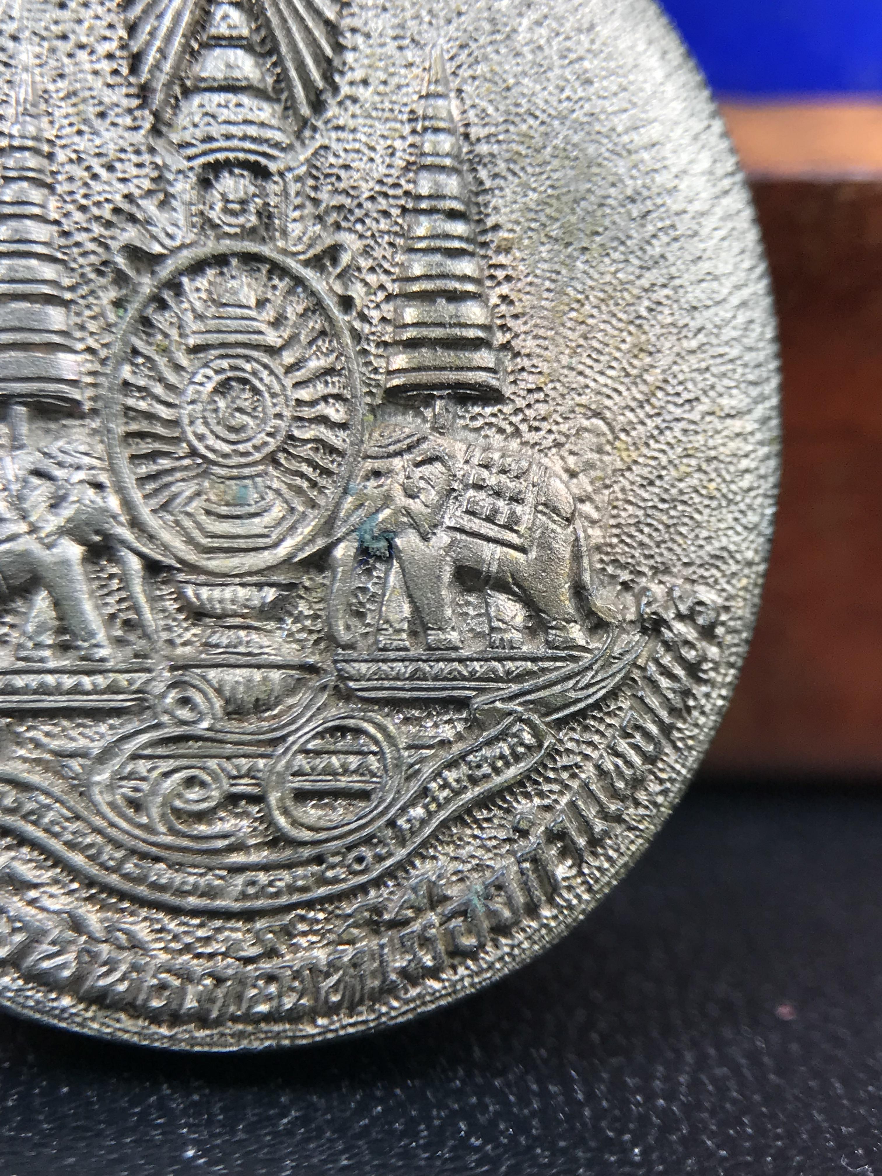 เหรียญรูปเหมือนพระญาณวิทยาคมเถร (หลวงพ่อคูณ ปริสุทโธ)ชุดกาญจนาภิเษกครองราชย์ครบ 50 ปี วัดบวรนิเวศวิหาร ปี 2538 เหรียญหล่อเนื้อนวโลหะ(พิเศษกรรมการมีรอยจาร ตอกโค๊ดหมายเลข ๓๒๗)(หายากพบเจอน้อยมาก)(พร้อมกล่องบรรจุเดิมลายไม้สีน้ำตาลมีตรากาญจนา) พิธีใหญ่