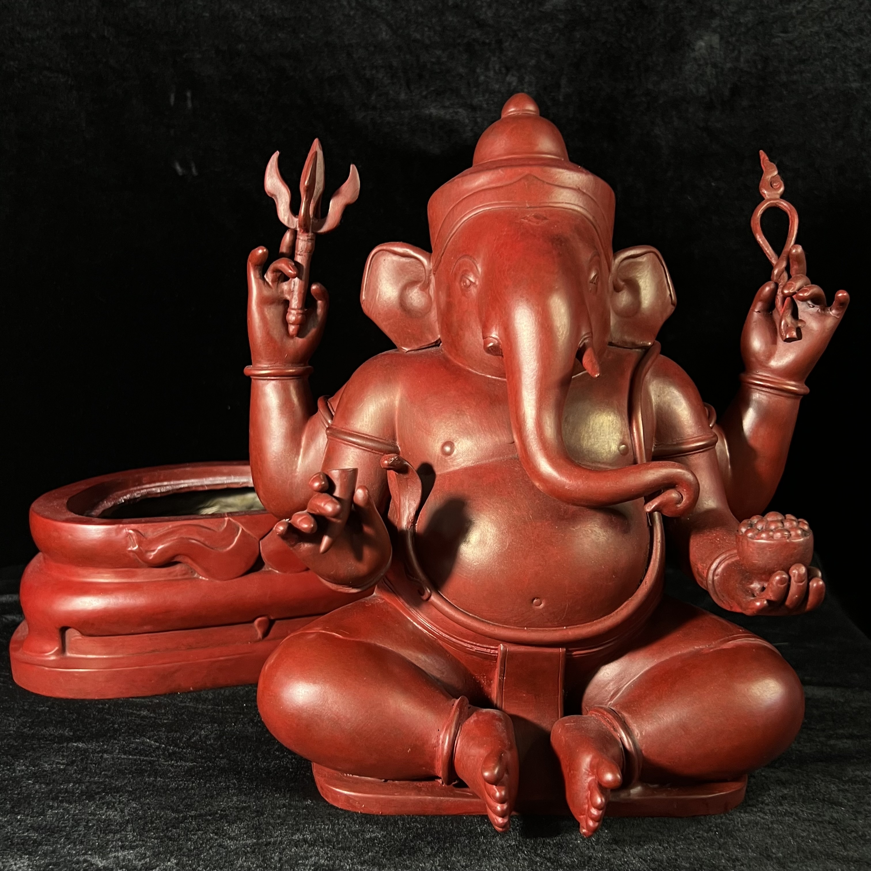 พระพิฆเนศวร 65 ปี คณะจิตรกรรมฯ มหาวิทยาลัยศิลปากร ปี 2551 ขนาดบูชาลอยองค์ หน้าตัก 9 นิ้ว(เนื้อสำริดแดงพลาติน่า)***สีแดงหายาก*** ออกแบบและปั้นโดย รองศาสตราจารย์วิชัย สิทธิรัตน์ ปัจจุบันดำรงตำแหน่งทางวิชาการเป็นศาตราจารย์ ศิลปินแห่งชาติสาขาประติมากรรม