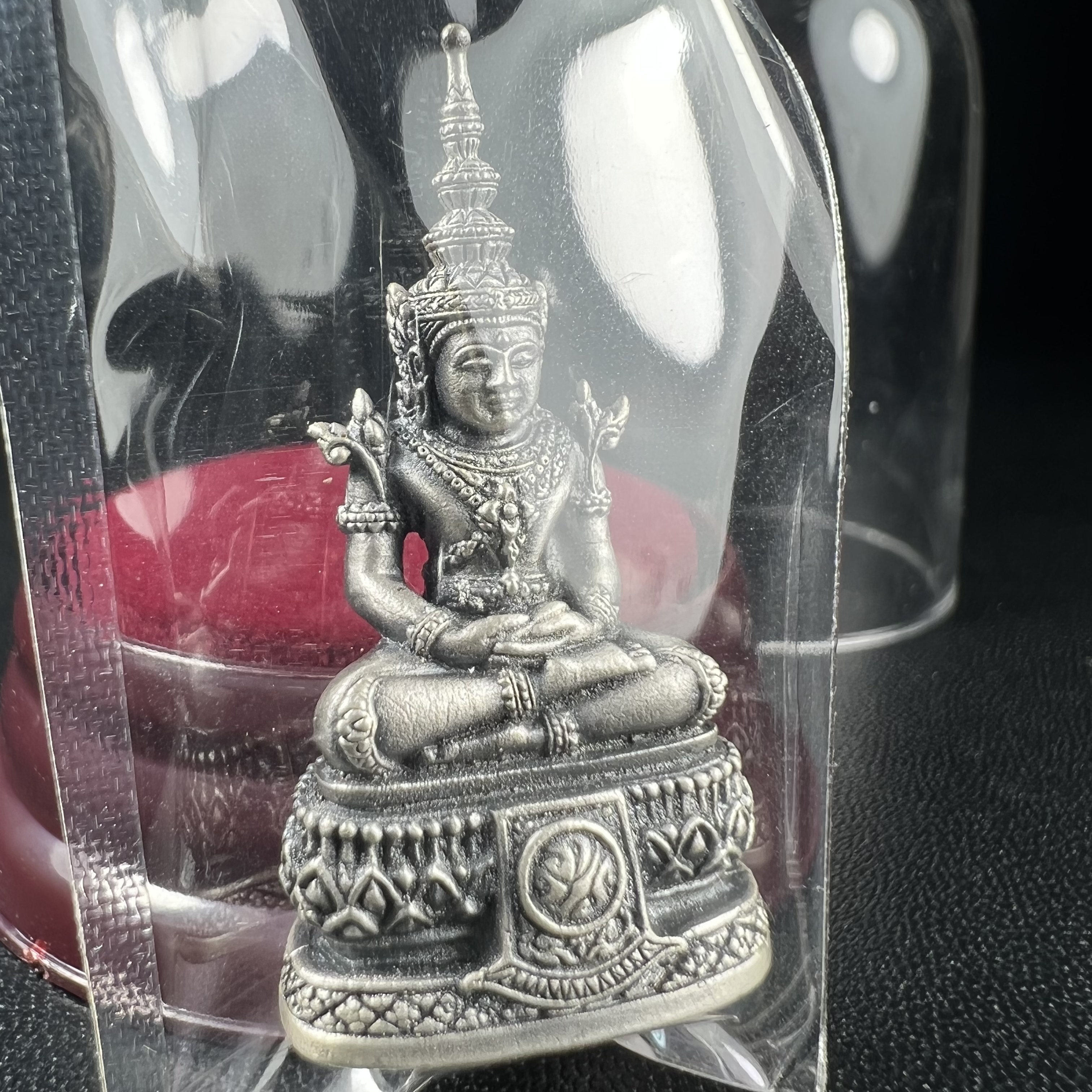 พระแก้วมรกต ภปร.(รุ่นแรก) ปี2545 รุ่นฉลองกรุงรัตนโกสินทร์ครบ 220 ปี พิมพ์ลอยองค์ใหญ่ เนื้ออัลปาก้า ชุบเงินลงดำ ขนาด 19*35 มม. พร้อมครอบตั้งโชว์เดิม องค์พระซีนซองเดิม สวยครบสมบูรณ์