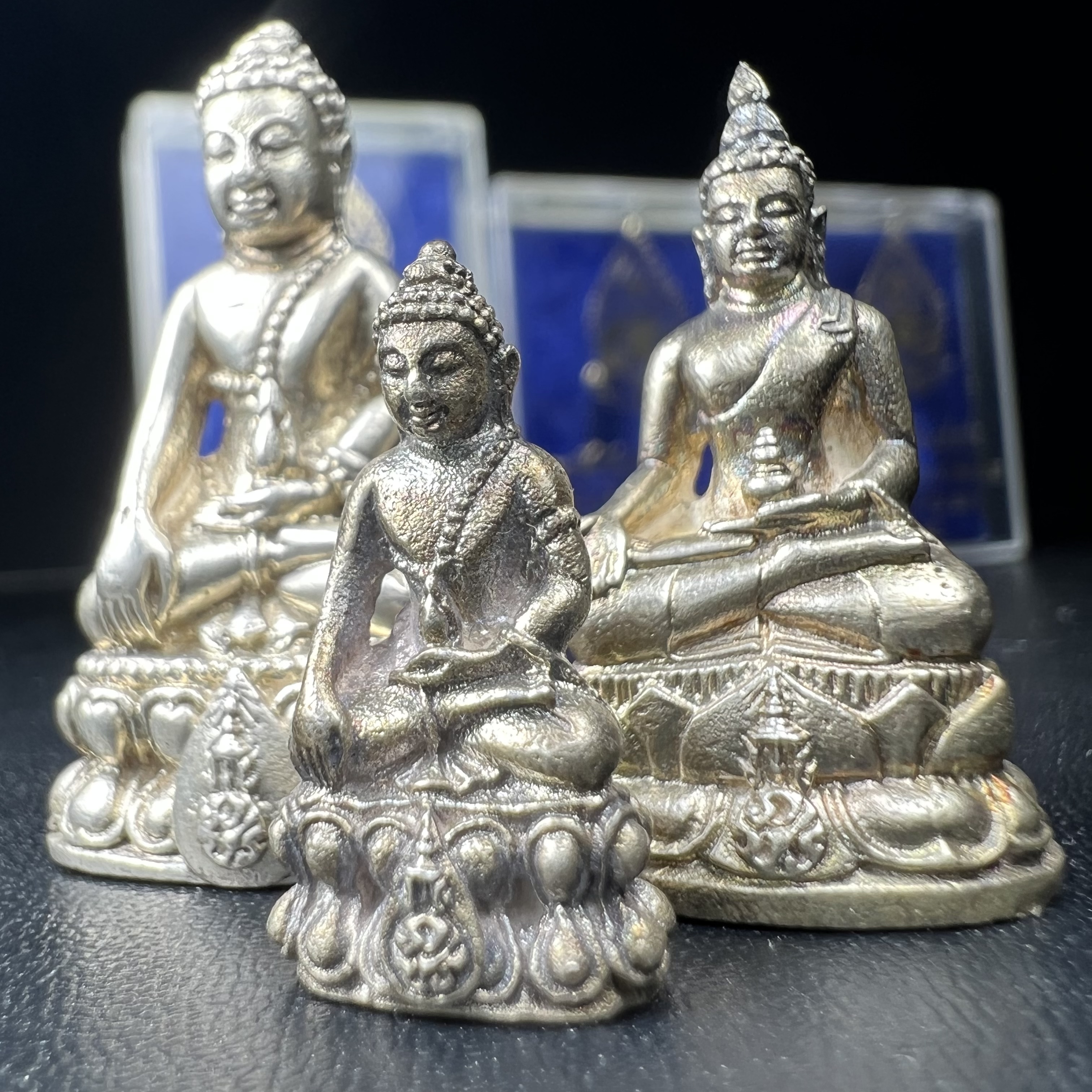 พระกริ่งนวปทุม ภปร.-พระชัยวัฒน์นวปทุม ภปร.-พระกริ่งไพรีพินาศ ภปร. รุ่นแรก วัดปทุมวนาราม ครบชุดเนื้อเงิน ปี2535(ในหลวงรัชกาลที่9เสด็จเททอง)(1ใน3000องค์)หายาก***เก็บทีเดียวครบชุดไปเลยรุ่นนี้ แนะนำ....ตอนนี้หายากแล้ว***