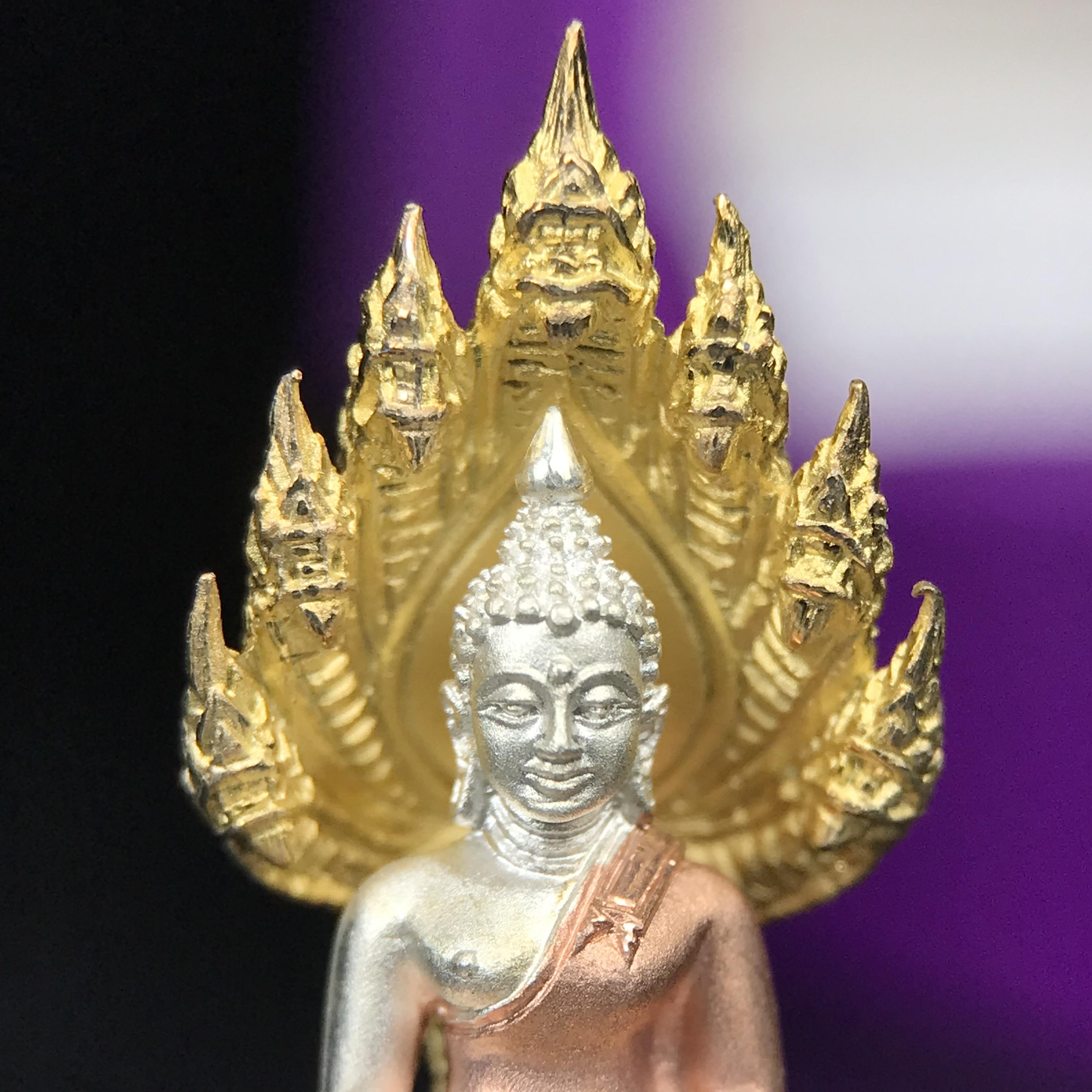 พระนาคปรก สธ. รุ่นสร้างพระอุโบสถเฉลิมพระเกียรติ 4 รอบ 84 พรรษา สมเด็จพระเทพรัตนราชสุดาฯ วัดบวรนิเวศวิหาร ปี 2543 พิมพ์เล็ก เนื้อเงินบริสุทธิ์ ชุบสามกษัตริย์แบบพ่นทรายขัดเงาบางส่วน(สภาพ สวย )พิธีใหญ่ พุทธศิลป์งดงาม หายาก (1 ใน 2999 องค์)