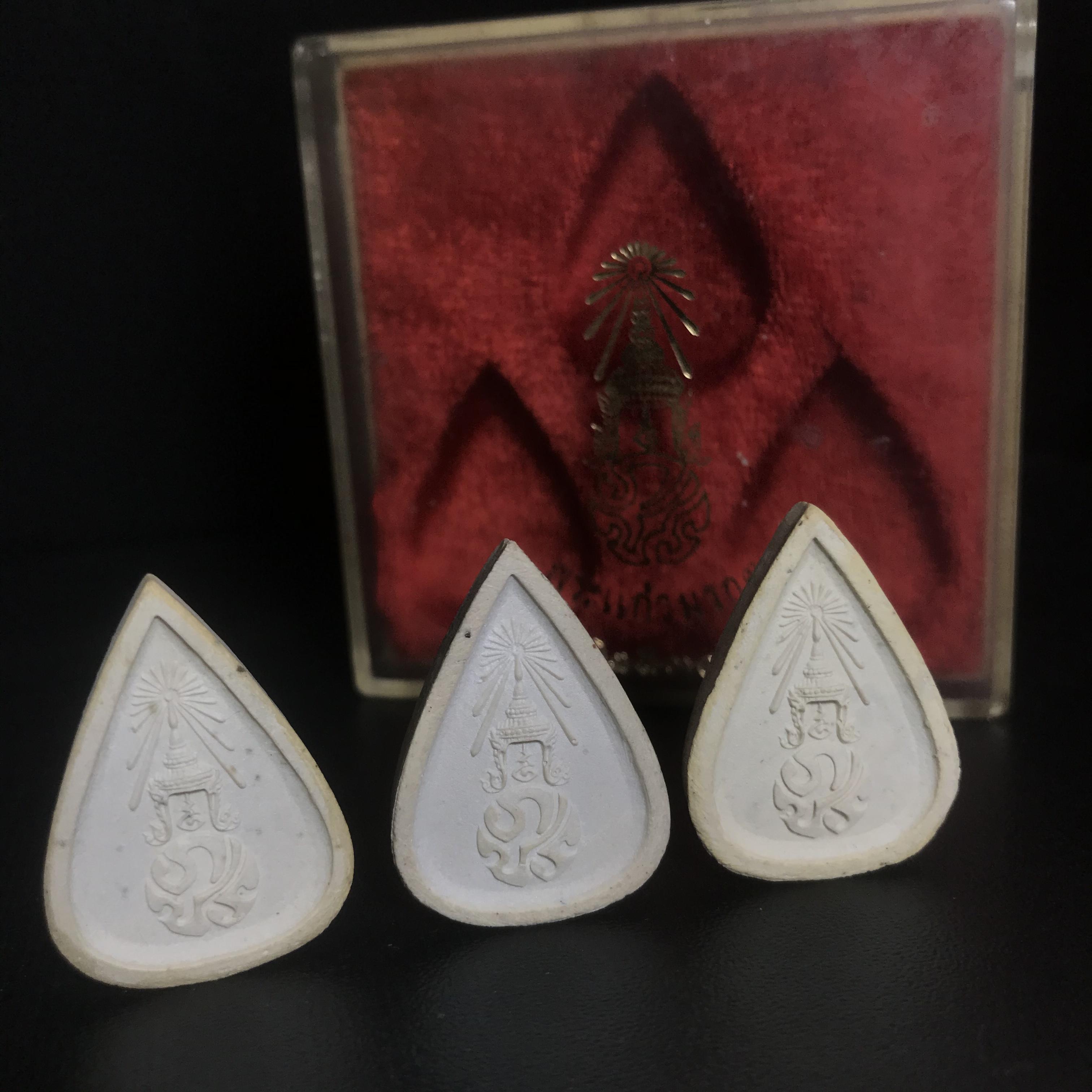 พระแก้วมรกต หลัง ภปร. เนื้อผง ปี2530 พระดี พิธีใหญ่ ประกอบพิธีพุทธาภิเษกพร้อมกับพิธีพระกริ่งปวเรศ ปี2530 วัดบวรนิเวศและวัดพระแก้ว(ครบชุดสามฤดูกล่องเดิมครบ)หายาก