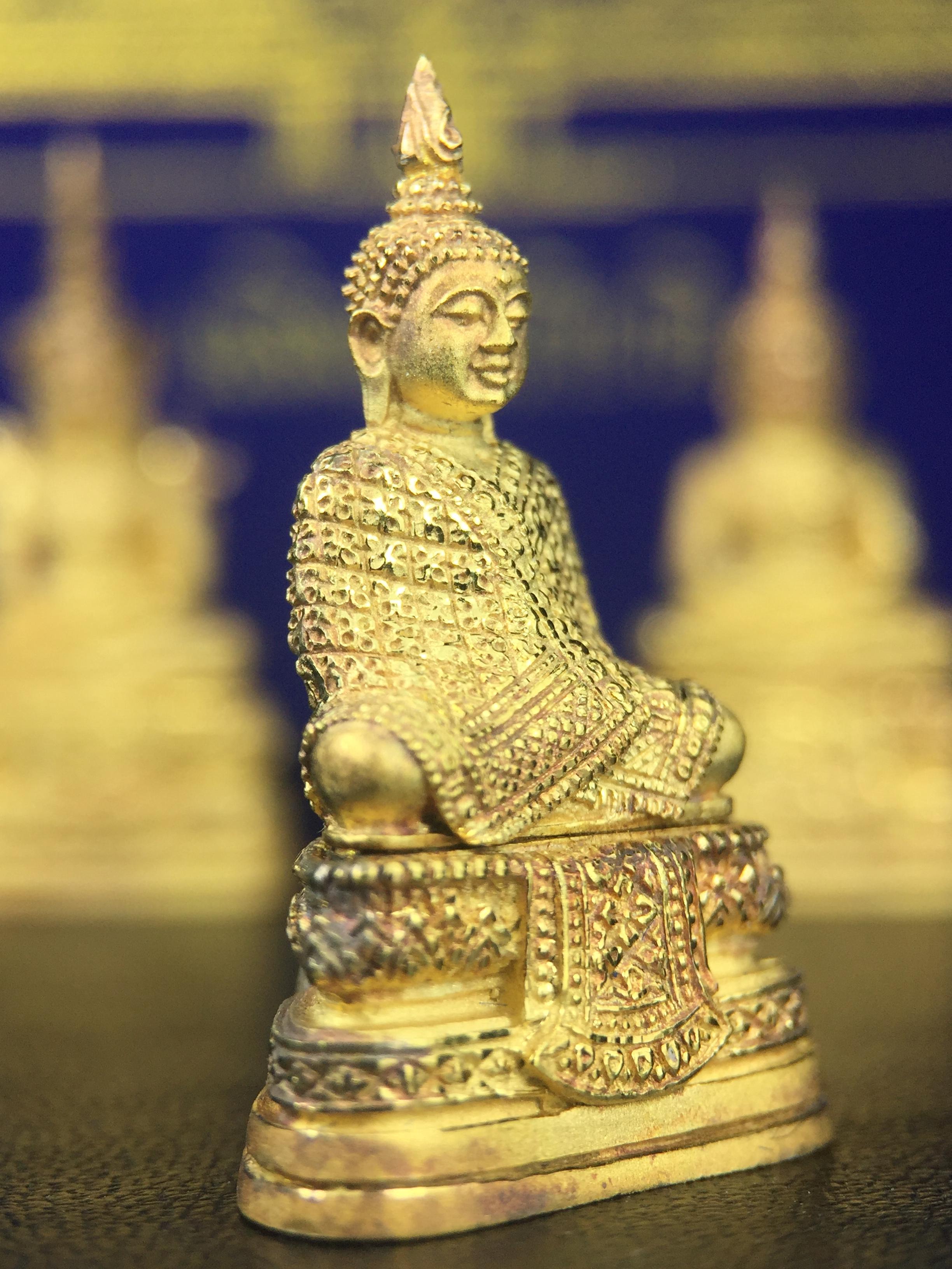 พระพุทธมหามณีรัตนปฎิมากร(พระแก้วมรกต)รุ่น เฉลิมพระเกียรติ วัดพระศรีรัตนศาสดารามราม(วัดพระแก้ว) ปี2543 เนื้อเงินชุบทองพ่นทรายขัดเงาบางส่วน พิมพ์ใหญ่ลอยองค์ ชุด 3 ฤดู ตอกโค๊ตหมายเลขเดียวกันทั้ง3องค์ ชุดหมายเลข( ช147)สภาพผิวสวยดุจทองคำกล่องบรรจุเดิมครบ