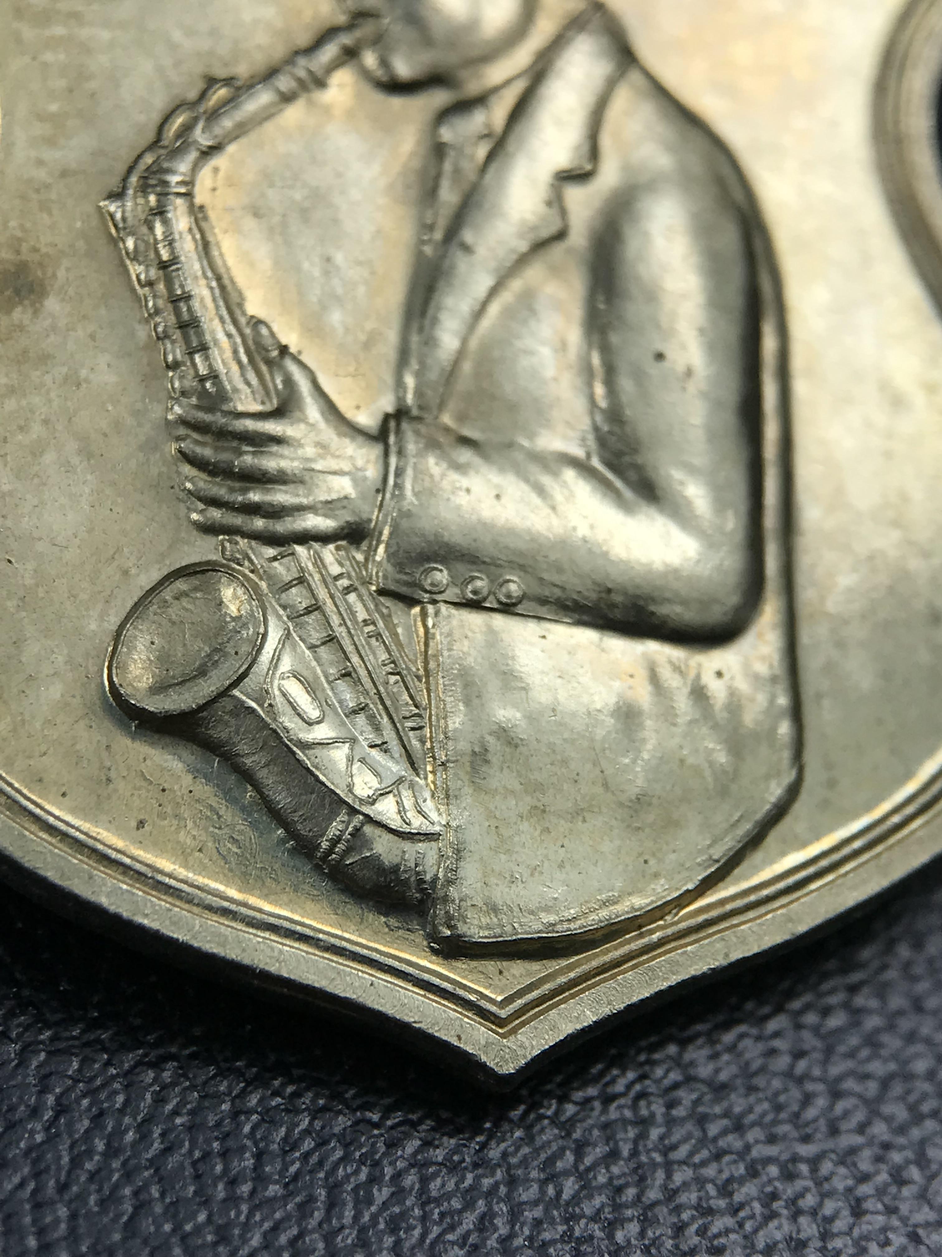 เหรียญครอบครูช่างหลวง(ในหลวงทรงดนตรี) เนื้ออัลปาก้า ปี 2550(หายาก)สุดยอดแห่งความหายากมีหมุนเวียนให้เห็นน้อยมากเป็นอีกหนึ่งรุ่นยอดนิยมของเสด็จพ่อร.9เหรียญนี้สวยมากผิวน้ำทองทั่วทั้งเหรียญ