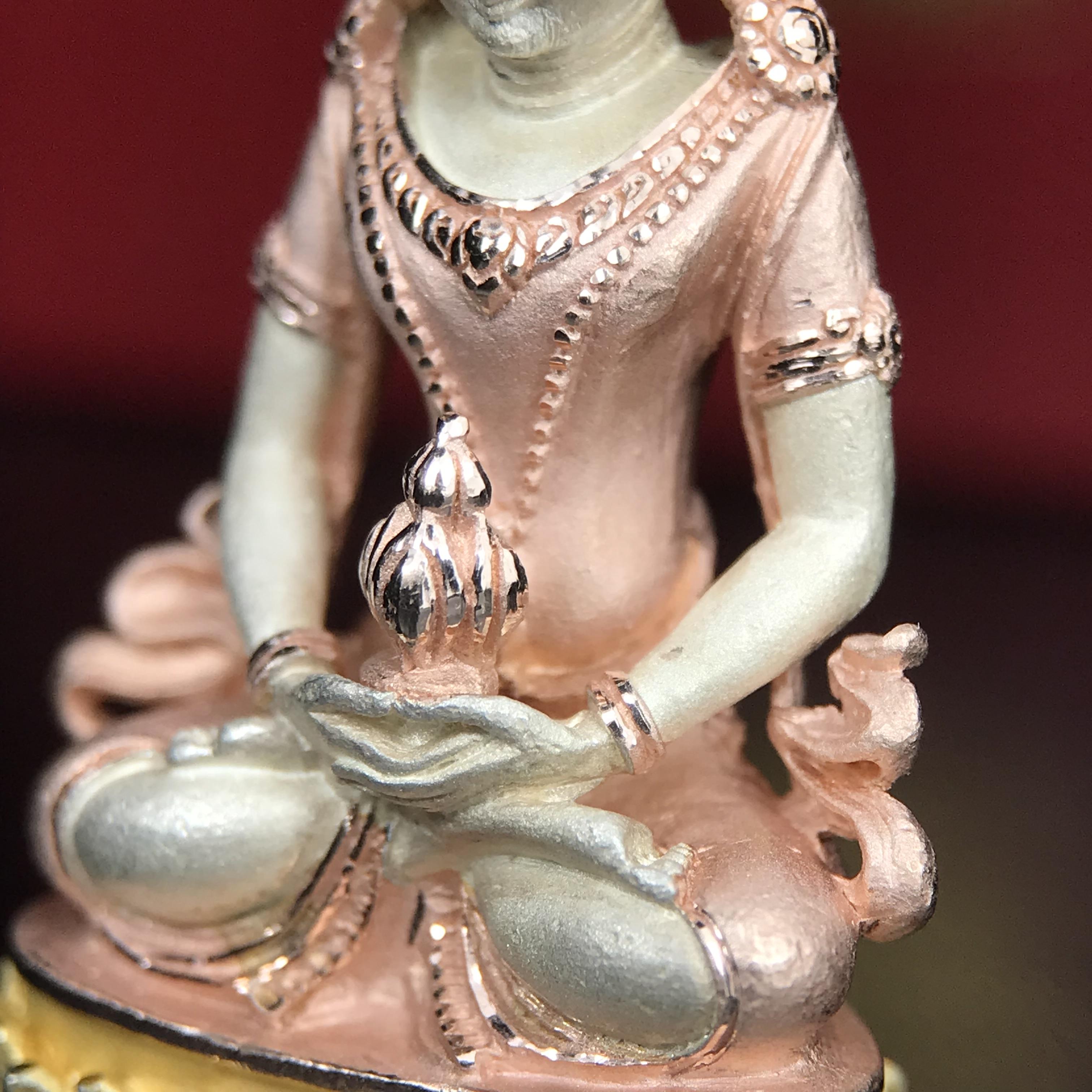 พระกริ่งอวโลกิเตศวร ( เจ้าแม่กวนอิม ) วัดโพธิ์แมนคุณาราม รุ่นอุดมโภคทรัพย์ พ.ศ.2539 เนื้อเงิน 3 กษัตริย์ ผิวสวยเดิมพร้อมกล่องบรรจุเดิม (อีกหนึ่งรุ่นยอดนิยม พุทธศิลป์สวยงดงาม)