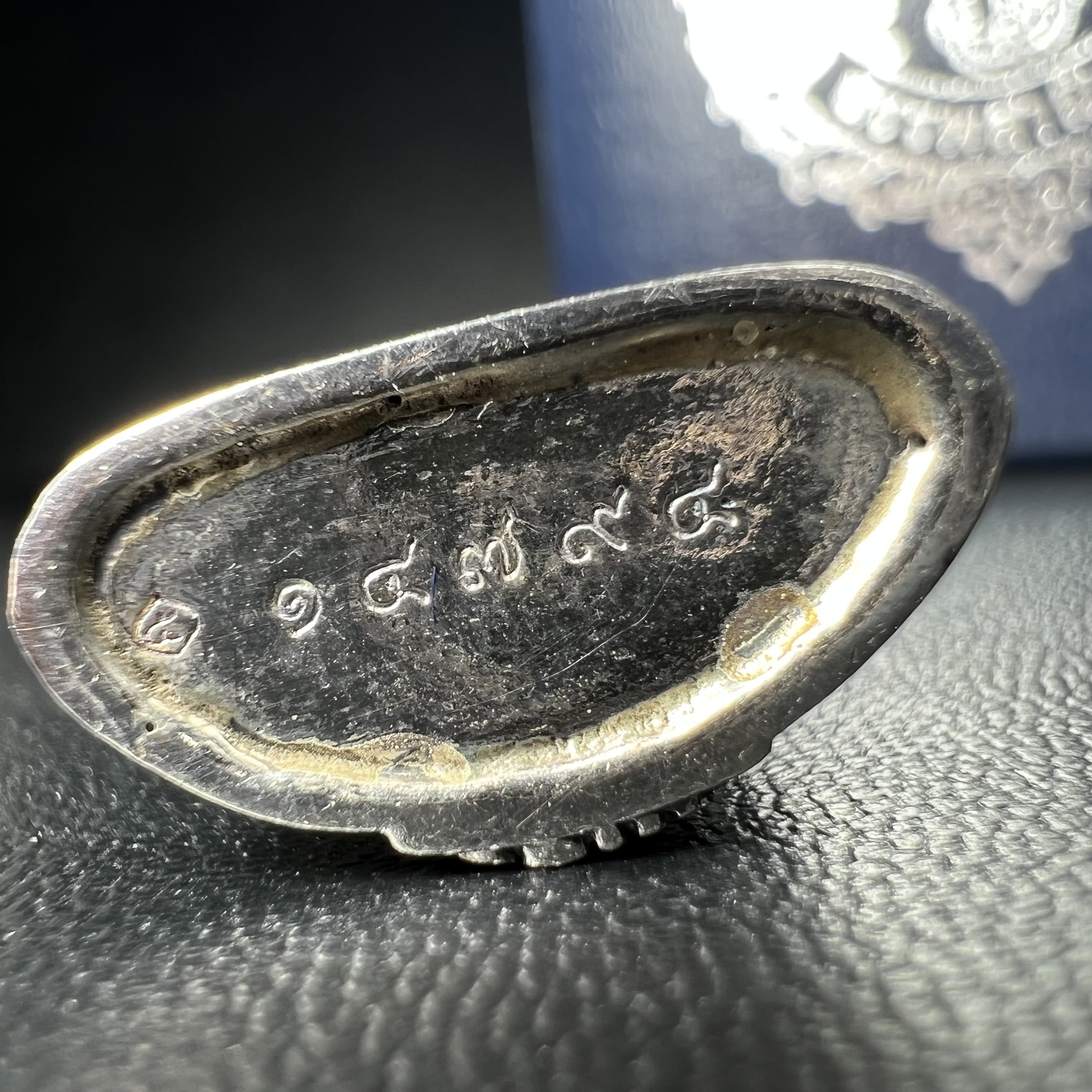 พระแก้วมรกต กรมสรรพสามิตจัดสร้างขึ้นเนื่องในโอกาสครบรอบ 64 ปีของกรมสรรพสามิต และเนื่องในวโรกาสที่พระบาทสมเด็จพระเจ้าอยู่หัวทรงครองราชย์ครบ 50 ปีในปีกาญจนาภิเษก เมื่อ พ.ศ.2539 เนื้อเงินรมดำขัดเงาพร้อมกล่องบรรจุเดิม