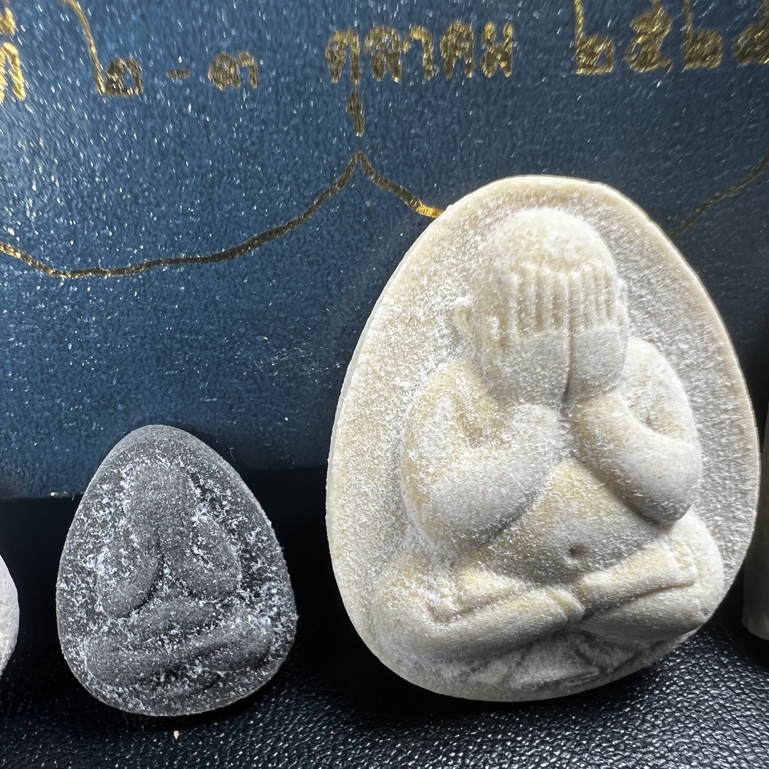 พระปิดตา รุ่นแรก ชุดกรรมการ ชุดมงคลการบำเพ็ญกุศลอายุครบ 6 รอบ(72 พรรษา) สมเด็จพระญาณสังวร วัดบวรนิเวศวิหาร วันที่ 2-3 ตุลาคม 2528 (1ชุดประกอบด้วยพระเนื้อผง 4 รายการ)ชุดกรรมการพร้อมกล่องบรรจุเดิมครบสมบูรณ์(หายาก)