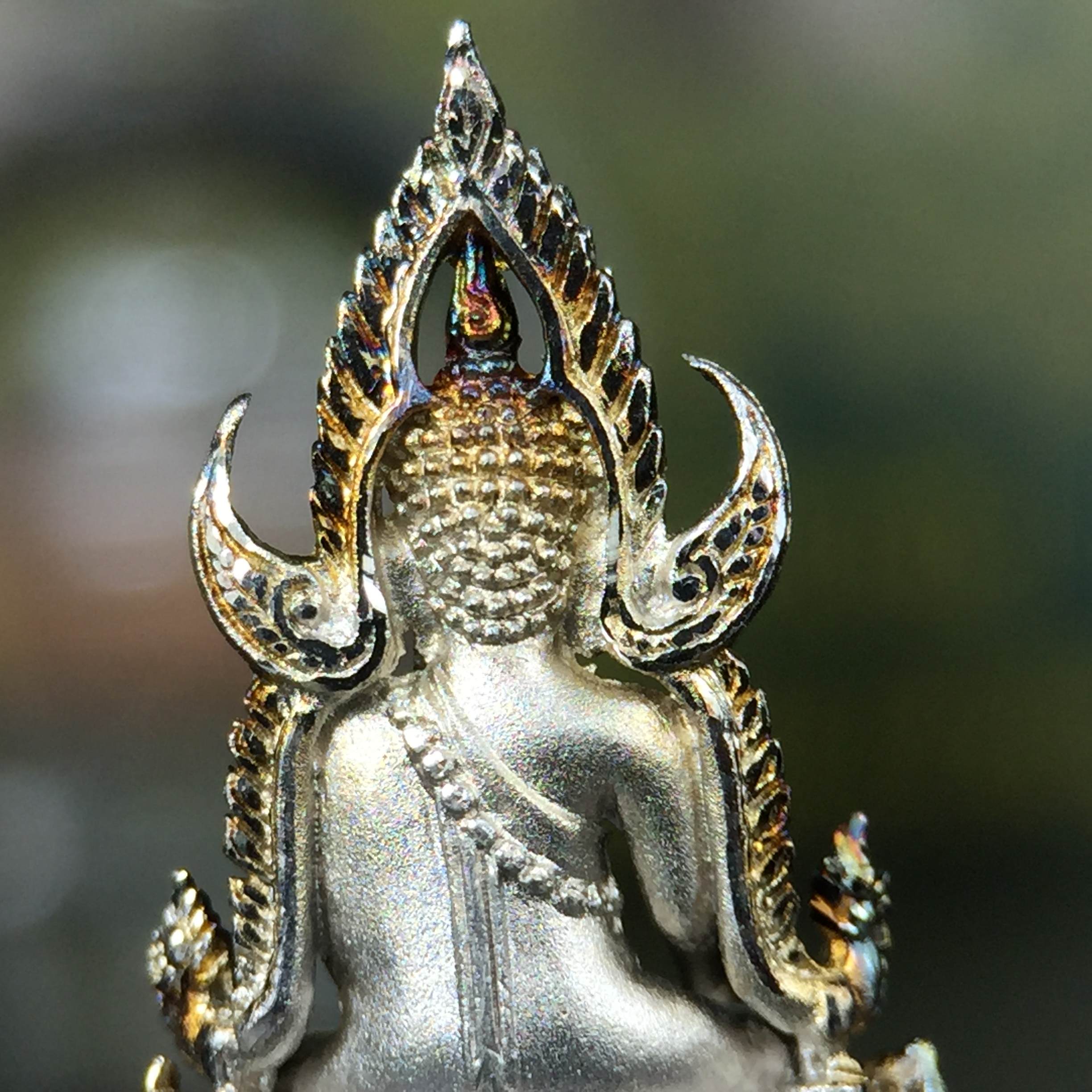 พระพุทธชินราช(จำลอง) ภปร. 84 พรรษา เนื้อเงินชุบทองคำขาว พิมพ์เล็กขนาดหน้าตัก 1/4 นิ้ว (สภาพผิวเดิมสวย ขึ้นสีรุ้งธรรมชาติ แบบนิยม)(พระราชทานมวลสาร จิตรลดาและเส้นพระเจ้า(เส้นผม))