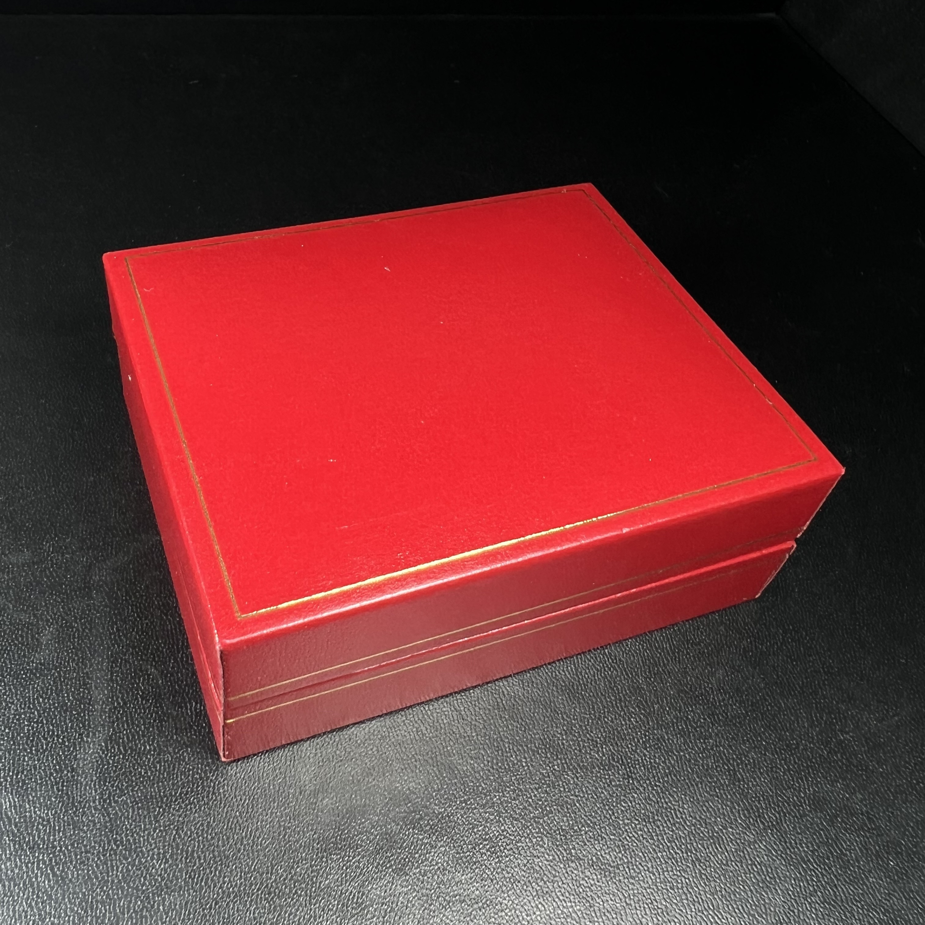 เหรียญพระพุทธโสธร-สมเด็จพระปิยมหาราช รุ่นกาญจนาภิเษก วัดสุทัศน์เทพวราราม ปี2538 ครบชุดสามกษัตริย์ 1 ชุดมี 3 เนื้อ (เงินขัดเงา+กะไหล่ทองขัดเงา+ทองแดงบริสุทธิ์ขัดเงา) ขนาด 19 มม. ครบชุดพิมพ์เล็กหมายเลขเดียวกันพร้อมกล่องและใบรับรองเดิม(1ใน 1000 ชุด หายากมาก)