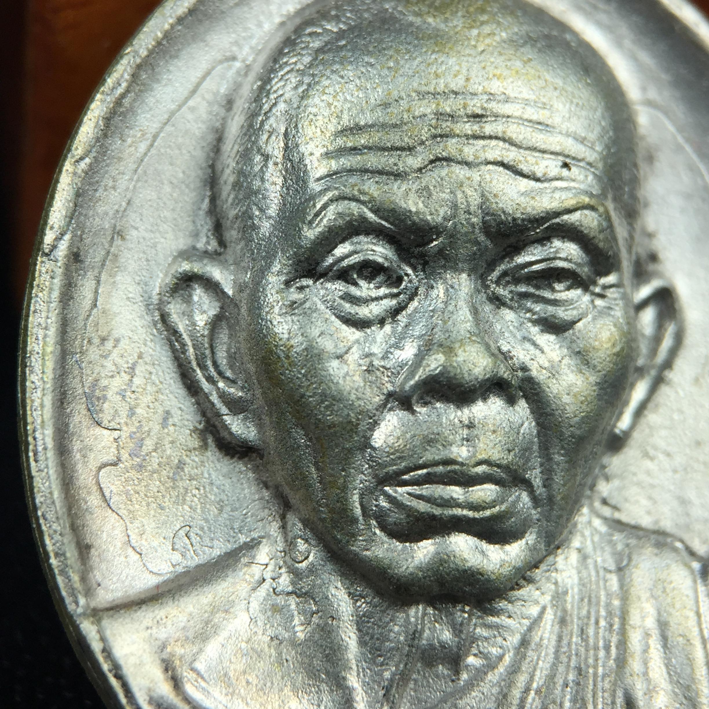 เหรียญรูปเหมือนพระญาณวิทยาคมเถร (หลวงพ่อคูณ ปริสุทโธ)ชุดกาญจนาภิเษกครองราชย์ครบ 50 ปี วัดบวรนิเวศวิหาร ปี 2538 เหรียญหล่อเนื้อนวโลหะ(พิเศษกรรมการมีรอยจาร ตอกโค๊ดหมายเลข ๑๗๘)(หายากพบเจอน้อยมาก)(พร้อมกล่องบรรจุเดิมลายไม้สีน้ำตาลมีตรากาญจนา) พิธีใหญ่