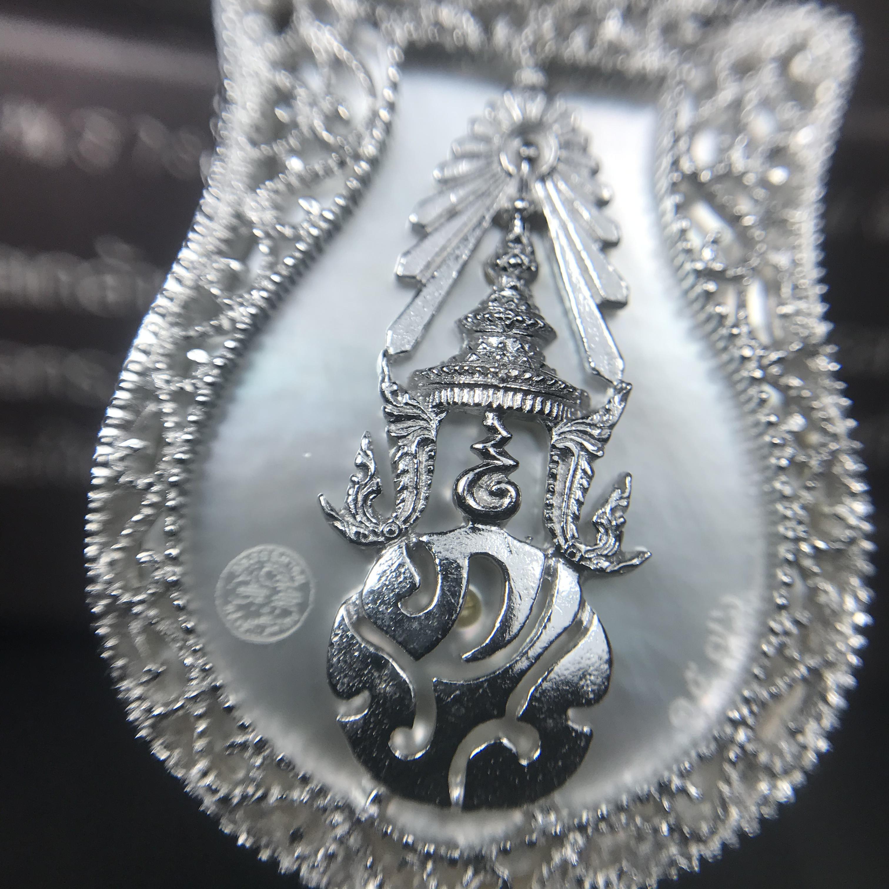 พระพุทธชินราช ภปร. โครงการ "เพราะแผ่นดินนี้ คือ แผ่นดินเกิด" ปี2548(รุ่นแรก) เหรียญทรงเสมา ขนาด 21 x 29 มม.เนื้อเงินสามกษัตริย์ องค์พระชุบสามกษัตริย์ ล้อมด้วยกรอบเงินชุบทองคำขาวสลักเสลาเป็นลวดลายละเอียดอ่อน ส่วนพื้นองค์พระเป็นเปลือกหอยมุขงดงาม