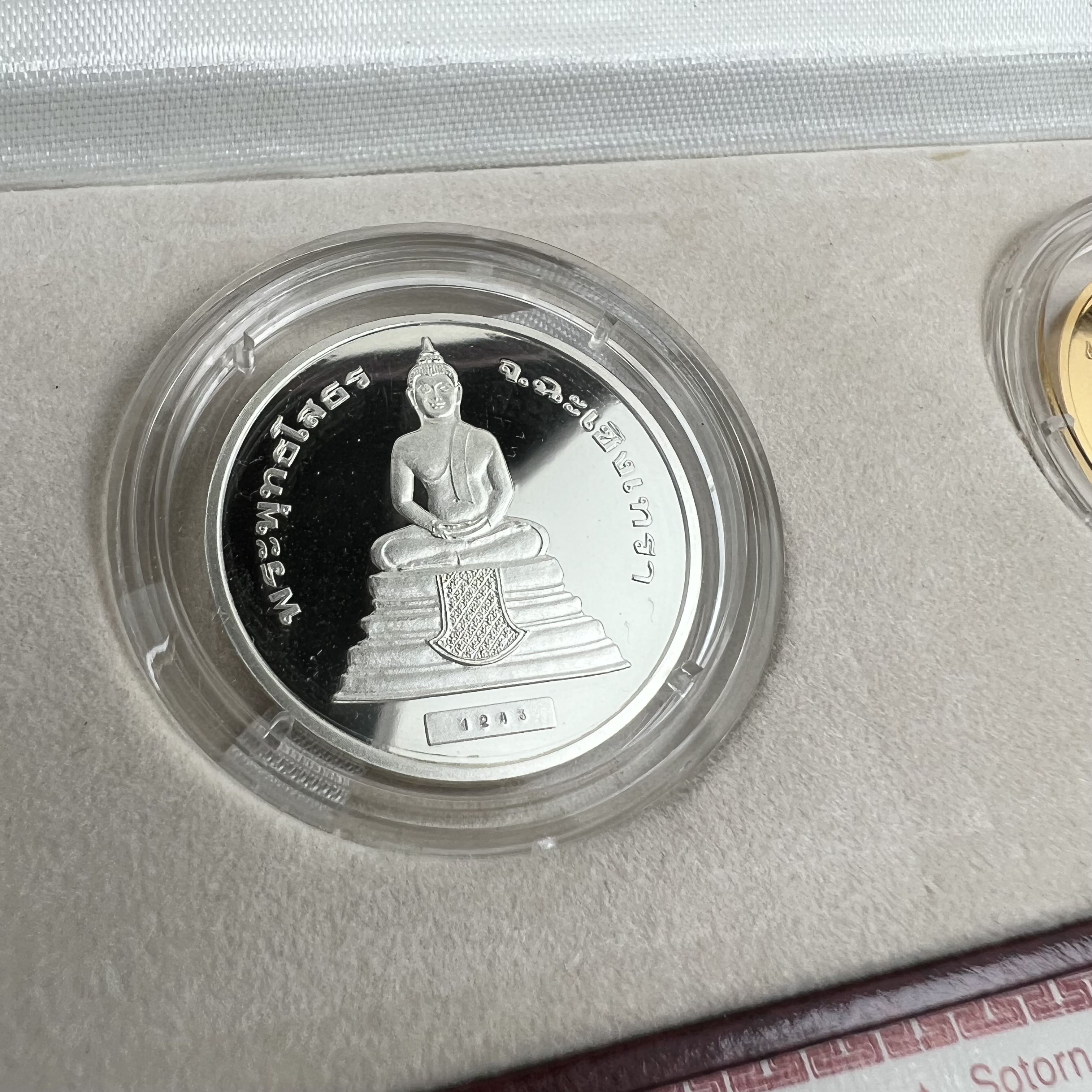 เหรียญพระพุทธโสธร-สมเด็จพระปิยมหาราช รุ่นกาญจนาภิเษก วัดสุทัศน์เทพวราราม ปี2538 ครบชุดสามกษัตริย์ 1 ชุดมี 3 เนื้อ (เงินขัดเงา+กะไหล่ทองขัดเงา+ทองแดงบริสุทธิ์ขัดเงา) ขนาด 27 มม. ครบชุดพิมพ์ใหญ่หมายเลขเดียวกันพร้อมกล่องและใบรับรองเดิม(1ใน 2000 ชุดหายาก)