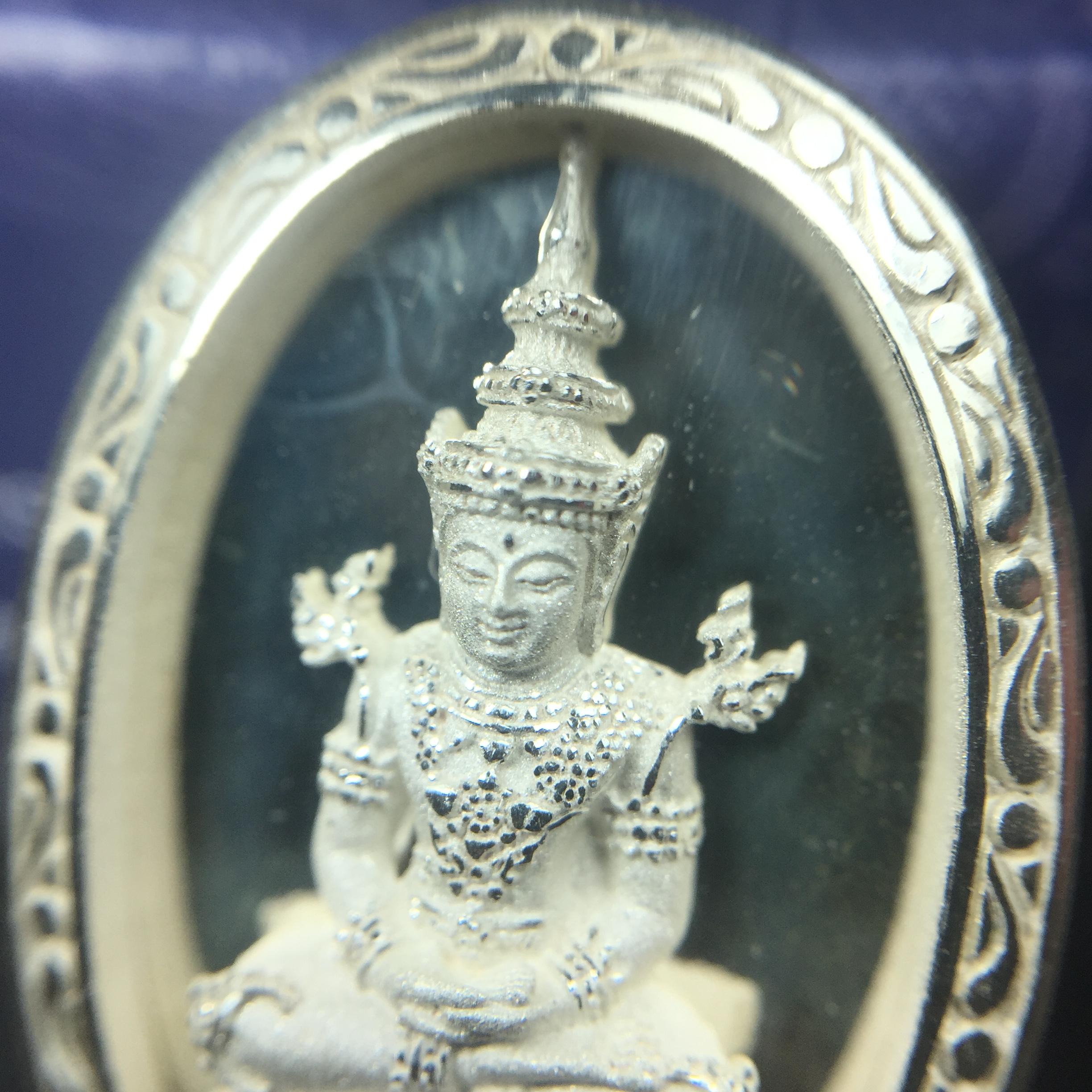 พระแก้วมรกต ภปร. ปี2547 จัดสร้างโดย รพ.ภูมิพลฯ เนื้อเงิน เหรียญทรงกลมรี(1ใน3000องค์)