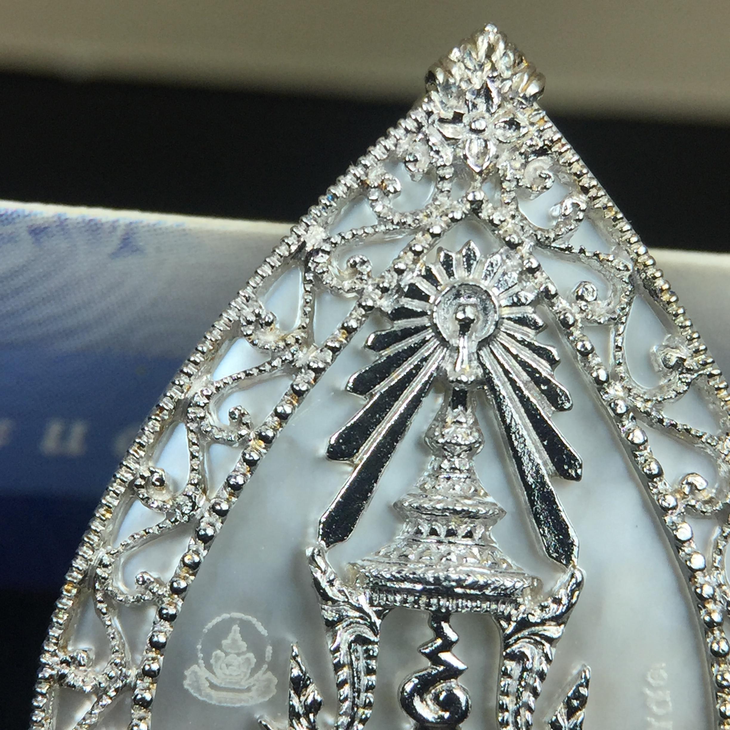 เหรียญพระพุทธชินราช ภปร. โครงการ เพราะแผ่นดินนี้คือแผ่นดินเกิด ปี 2551 รูปหยดน้ำ เนื้อเงินชุบทองคำขาว(ล้อมด้วยกรอบเงินชุบทองคำขาวสลักเสลาเป็นลวดลายละเอียดอ่อน ส่วนพื้นองค์พระเป็นเปลือกหอยมุขสวยงดงาม )(ขนาด 21 x 29 มม.) (สวยงามหายาก)1ใน5000องค์