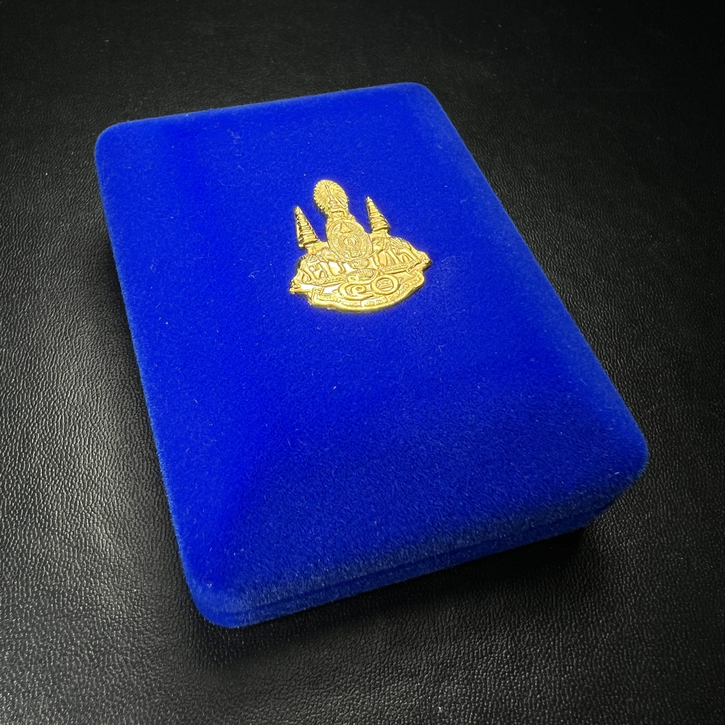 พระกริ่งหลวงพ่อโสธร ภปร. รุ่นกาญจนาภิเษก จัดสร้างในมงคลวโรกาสที่พระบาทสมเด็จพระเจ้าอยู่หัวรัชกาลที่9 เสด็จเถลิงถวัลย์สิริราชสมบัติ ครบ 50 ปี ในพุทธศักราช 2539 เนื้อเงิน(ผิวเดิมสวย)(พิธีใหญ่เข้มขลัง)1 ใน 9950 องค์