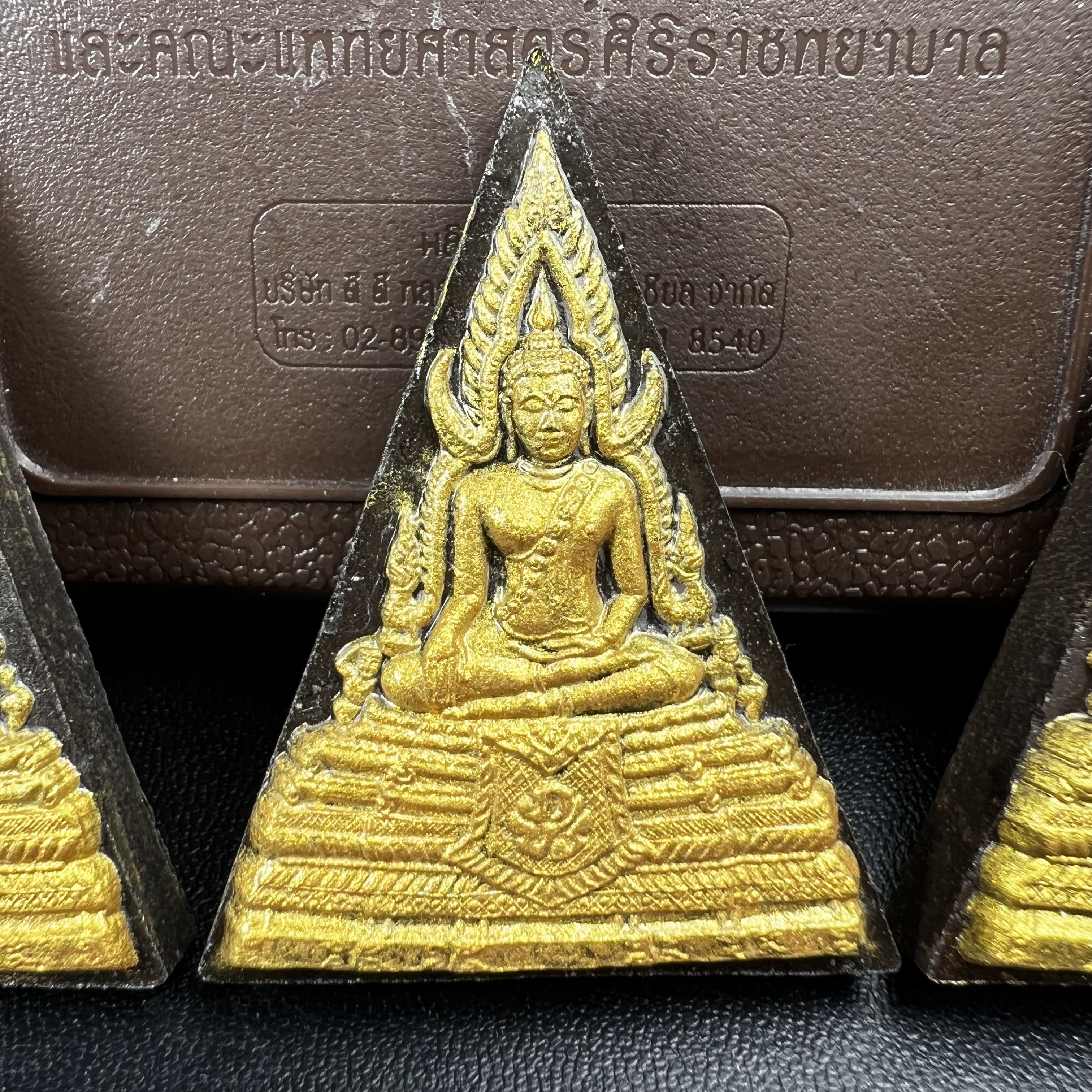 พระพุทธชินราช ภปร. โครงการ "เพราะแผ่นดินนี้ คือ แผ่นดินเกิด" ปี 2548(รุ่นแรก) พระผงหลัง ภ.ป.ร. (ทองคำ(หนัก 1.1 กรัม)+เงิน+ทองแดง(ครบชุดรวม 3 องค์) (พระราชทานเส้นพระเจ้า (เส้นผม)และมวลสารจิตรลดา)