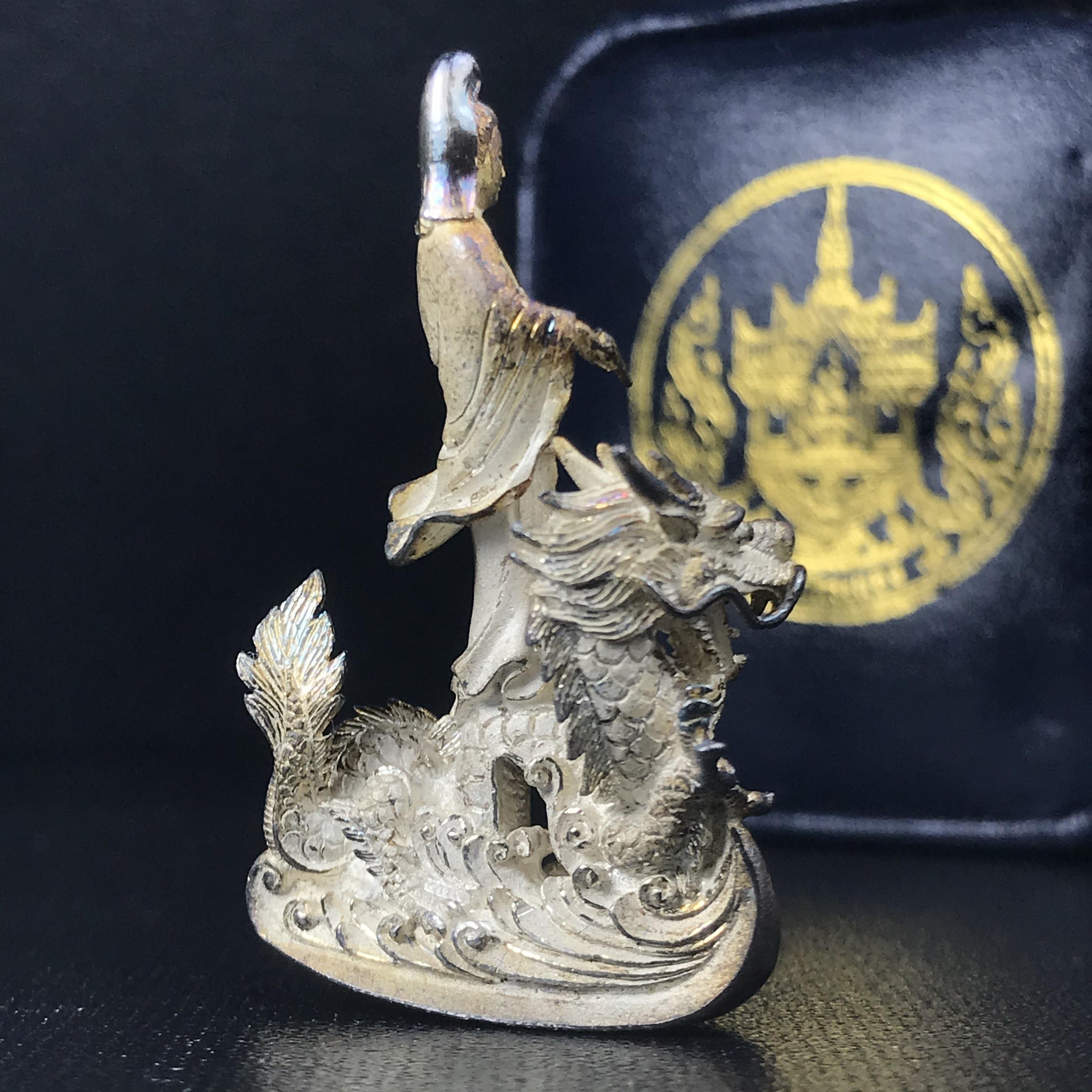 รูปหล่อลอยองค์พระโพธิสัตว์กวนอิม ทรงประทับมังกร จ.ระนอง เนื้อเงิน พิมพ์ใหญ่(สภาพผิวเดิม ขึ้นสีรุ้งธรรมชาติ แบบนิยม) เฉลิมฉลองในวโรกาสที่พระบาทสมเด็จพระเจ้าอยู่หัวทรงครองสิริราชสมบัติครบ 50 ปี จ.ระนอง พ.ศ.2539