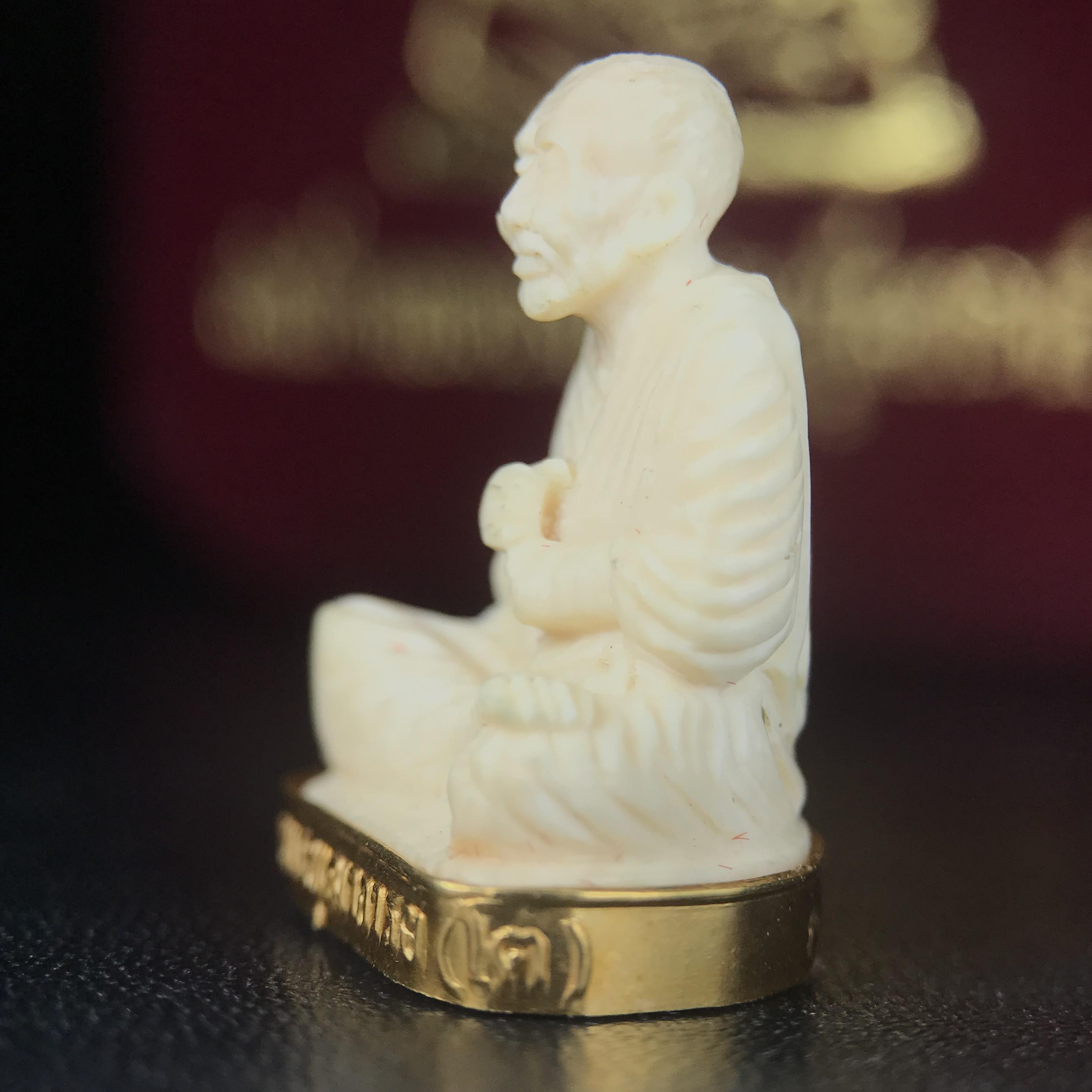 สมเด็จพระพุฒาจารย์ (โต พรหมรังสี) รุ่นคชสารหมื่นปี พ.ศ.2542 พิมพ์ลอยองค์(ฐานหุ้มทองคำ) ตอกโค๊ตและหมายเลข ๑๒๑๔ สภาพสวยสมบูรณ์กล่องบรรจุเดิมครบ (เลขสวยผลรวมได้แปด มีกินมีใช้ไม่มีหมด)(1ใน 9999 องค์)หายากพบเจอน้อยมาก