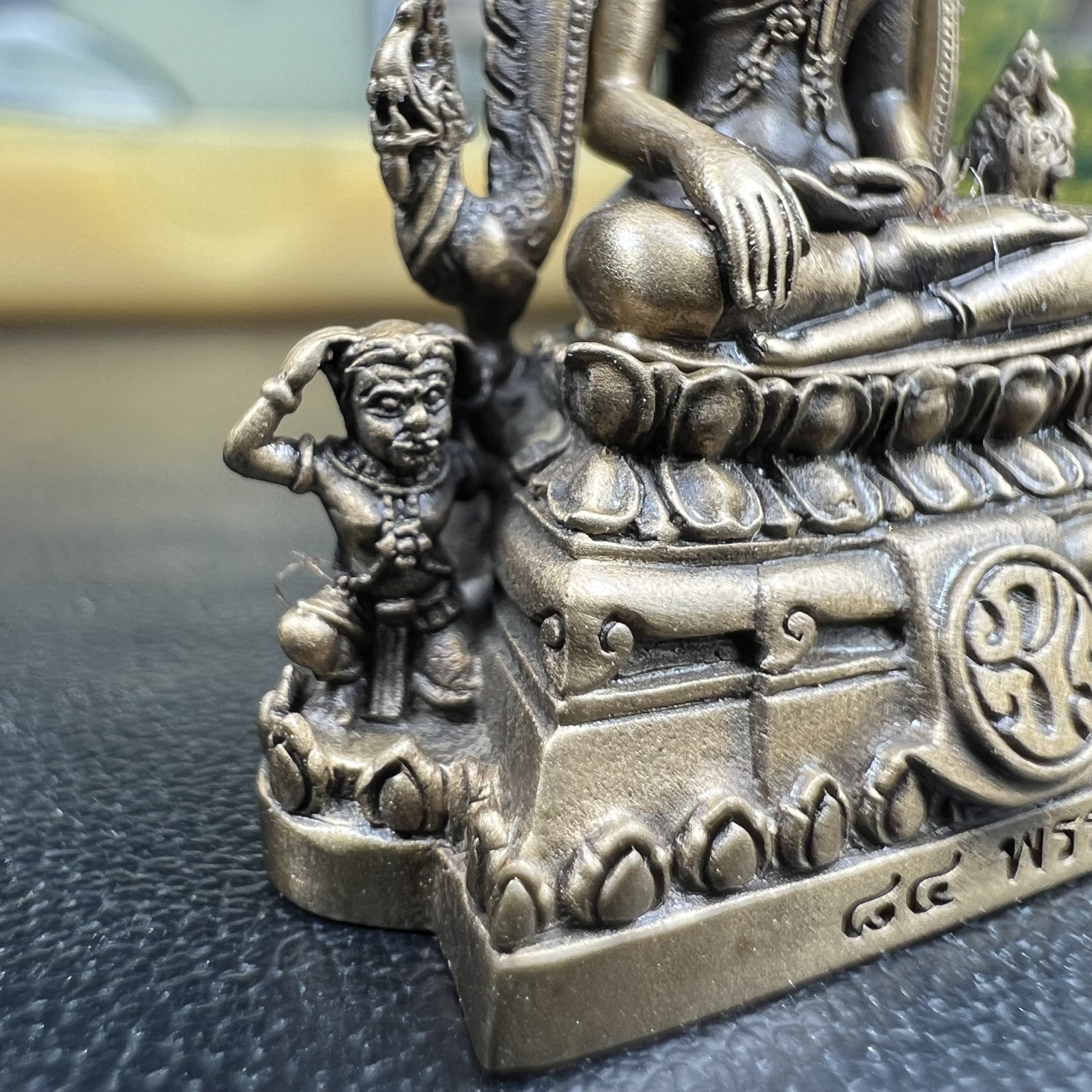 พระพุทธชินราช(จำลอง) ภปร. 84 พรรษา ปี 2554 เนื้อบรอนซ์รมดำซาติน พิมพ์กลางขนาดหน้าตัก 1/2 นิ้ว(พระราชทานมวลสาร จิตรลดาและเส้นพระเจ้า(เส้นผม)รัชกาลที่9)พุทธศิลป์ทรงคุณค่าอีกหนึ่งรุ่นยอดนิยม(หมายเลขสวย ๑๘๑))