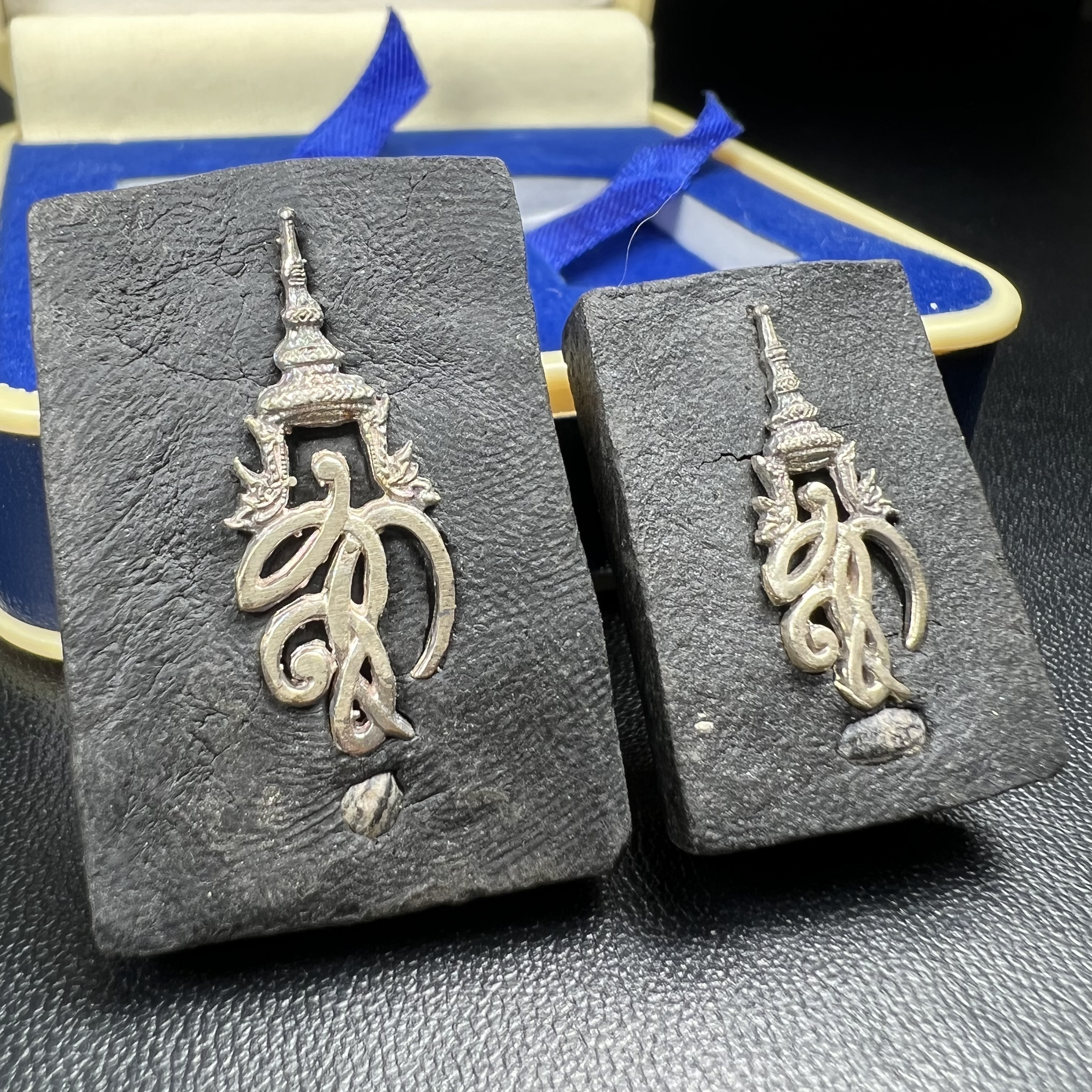 พระหลวงพ่อทวด พระนามาภิไธย สก. ปี2544(รุ่นแรก) เนื้อว่านคลุกรัก พิมพ์พิเศษหลังฝังข้าวสารดำ ชุดหลังพระนามาภิไธย สก. เนื้อเงิน(1ชุด 2องค์ พิมพ์ใหญ่สี่เหลี่ยม+พิมพ์เล็กพระรอดสี่เหลี่ยม)(1ใน5000 ชุด)พร้อมกล่องบรรจุเดิมหายาก