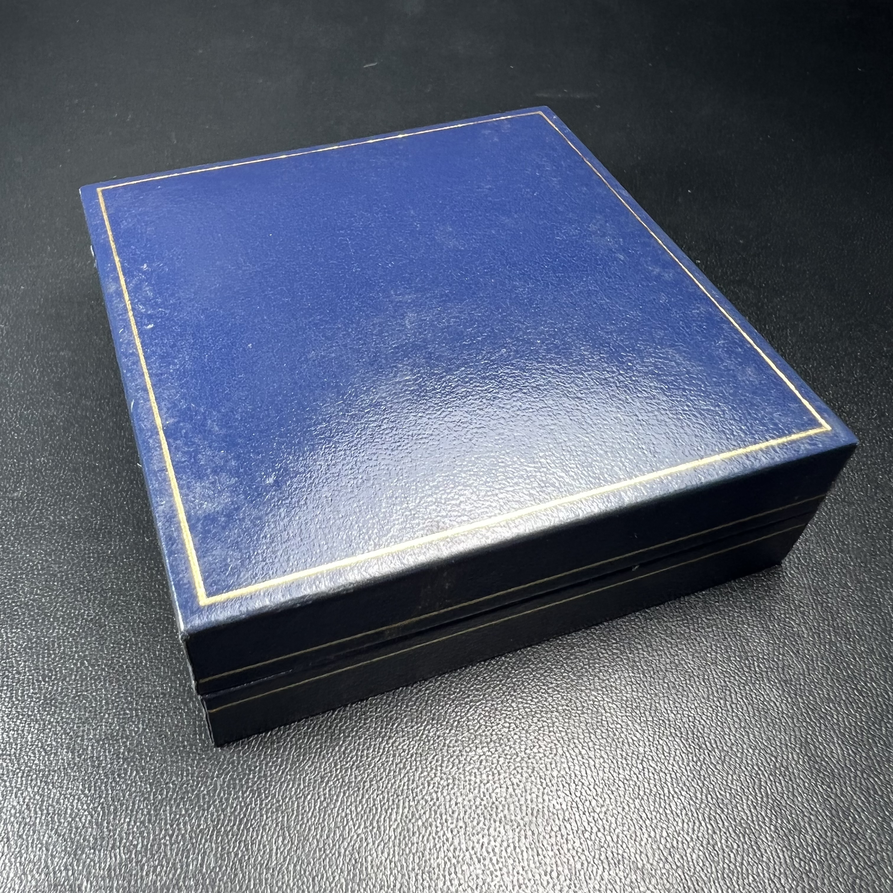 เหรียญสมเด็จพระนเรศวรมหาราช-พระพุทธชินราช รุ่นกองทุนสร้างอาคารเรียนวิทยาลัยสงฆ์ วัดพระศรีรัตนมหาธาตุ ปี 2536 เนื้อเงินขัดเงา บล็อกนอก เพิร์ธ ประเทศออสเตรเลีย(PERTH MINT)กล่องบรรจุเดิมใบรับรองพร้อมสวยงาม