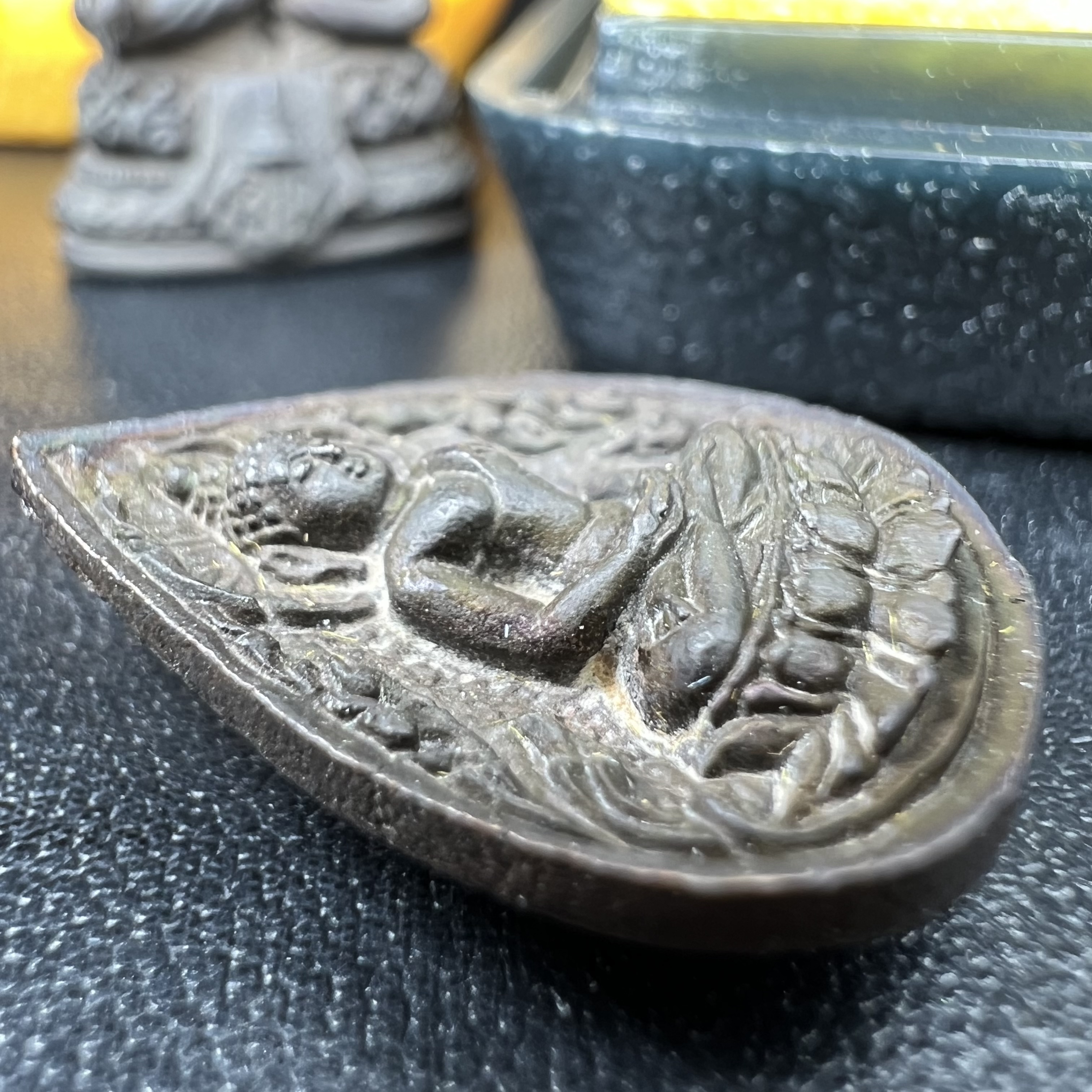 พระกริ่ง+พระหยดน้ำ มวก(รุ่นแรก)พระราชทาน ปี2523 วัดบวรนิเวศวิหาร เนื้อนวโลหะกล่องบรรจุเดิม(คัดสวยคมชัด เนื้อนวโลหะเข้มขลังตามแบบฉบับงานแกะแม่พิมพ์โดย นายช่างเกษม มงคลเจริญ แบบนิยม พร้อมกล่องบรรจุเดิม)(หลวงปู่โต๊ะร่วมปลุกเสก)