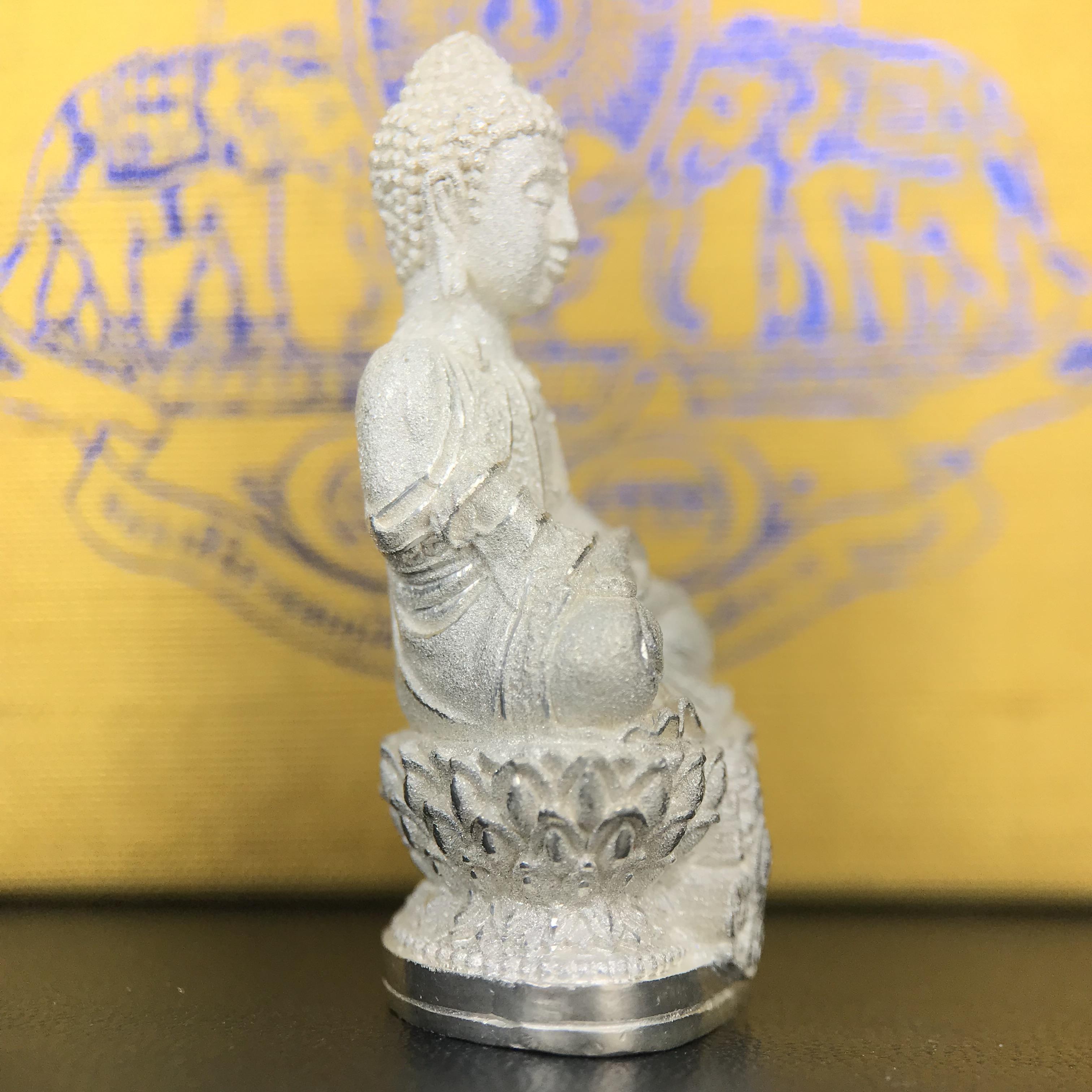 พระกริ่งจีน "ต้าเยิ่นถะ" ชุดกาญจนาภิเษกครองราชย์ 50 ปี วัดบวรนิเวศวิหาร ปี 2538 เนื้อเงินพ่นทรายขัดเงาบางส่วน 99.99% สูง 3.8 ซม. (คัดสภาพสวยเดิม พิธีใหญ่ พุทธศิลป์งดงาม) สภาพสวยเดิมพร้อมกล่องบรรจุเดิม ตอกโค๊ดหมายเลขกำกับ1 ใน 6001 องค์