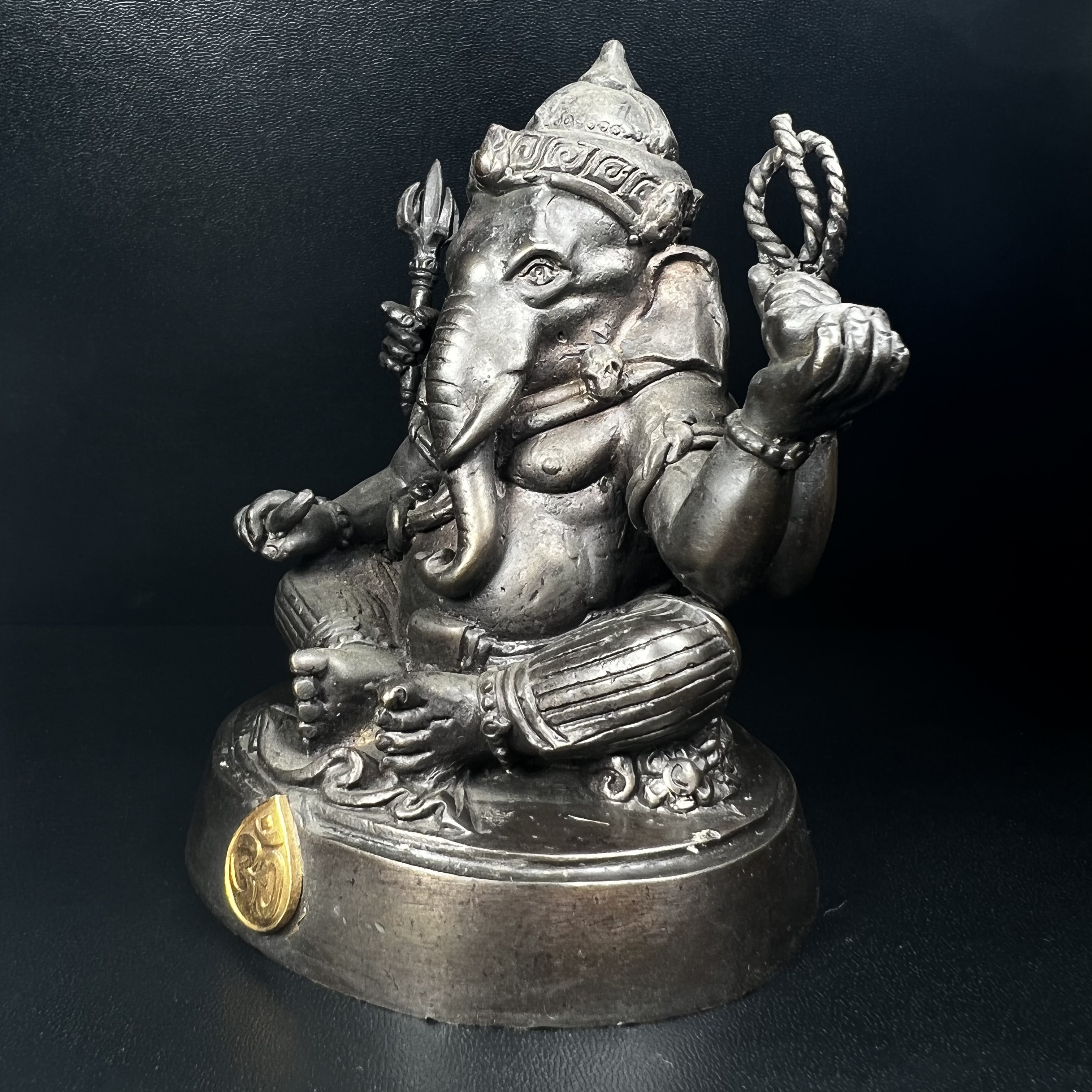 พระพิฆเนศ กรมศิลปากร ปี2547 ขนาดบูชาหน้าตัก 3 นิ้ว โลหะผสมเนื้อดี มีโค๊ดหมายเลขกำกับNo.821 (1 ใน 5000 องค์)รุ่นยอดนิยมหายาก